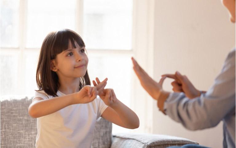 Phát hiện sớm và can thiệp điều trị phù hợp cũng là tiền đề quan trọng để thay đổi cuộc sống cho trẻ khuyết tật. tre-khuyet-tat-ngon-ngu-1