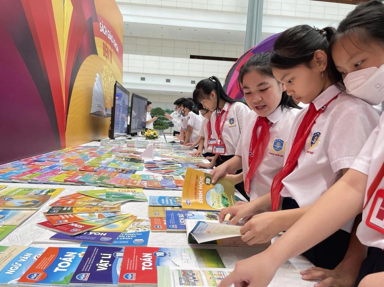 Sách giáo khoa sẽ trở thành công cụ hỗ trợ học tập, thúc đẩy năng lực tư duy và sáng tạo của học sinh. sgk-1711011415734939449834
