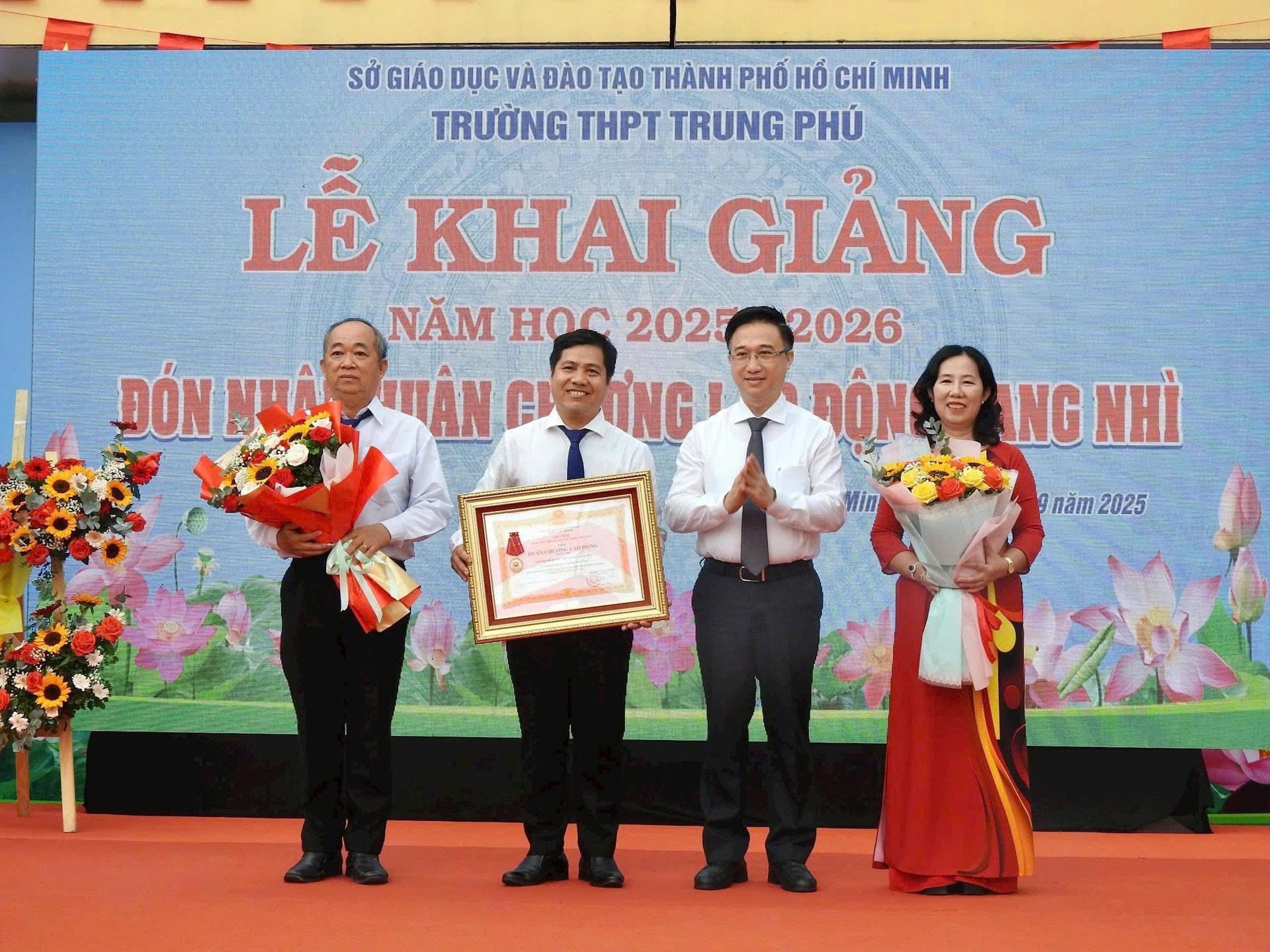Thừa ủy quyền của Chủ tịch nước, Phó Bí thư Thành uỷ TP. Hồ Chí Minh Đặng Minh Thông đã trao tặng Huân chương lao động Hạng Nhì của Chủ tịch nước cho Trường THPT Trung Phú. truong-trung-phu-17570512061171025488733 (1)