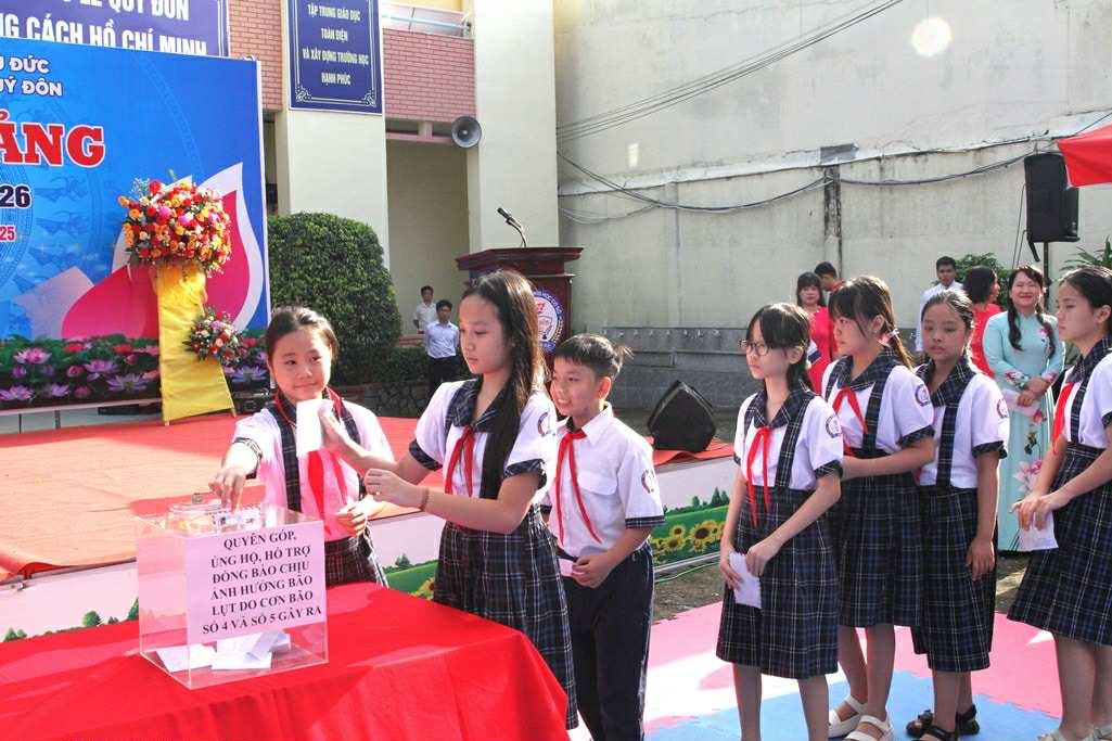 Các em học sinh Trường THCS Lê Quý Đôn, phường Thủ Đức, TP. Hồ Chí Minh quyên góp ủng hộ đồng bào chịu ảnh hưởng cơn bão số 4,5 trong dịp lễ khai giảng. Các em học sinh Trường THCS Lê Quý Đôn, phường Thủ Đức, TP. Hồ Chí Minh quyên góp ủng hộ đồng bào chịu ảnh hưởng cơn bão số 4,5 trong dịp lễ khai giảng.