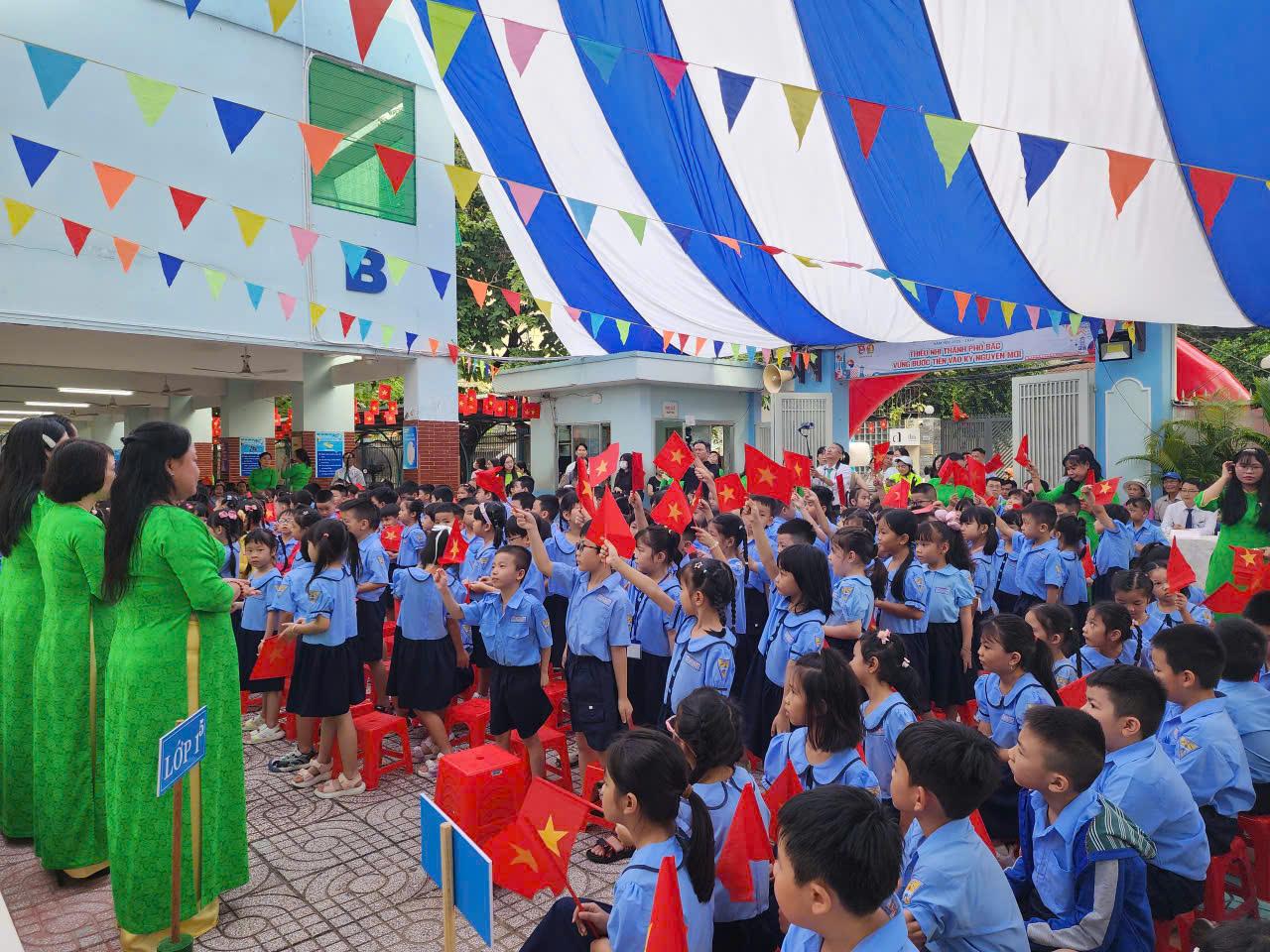 Không khí nô nức bắt đầu khai giảng tại Trường Tiểu học Triệu Thị Trinh. TP. Hồ Chí Minh. Không khí nô nức bắt đầu khai giảng tại Trường Tiểu học Triệu Thị Trinh. TP. Hồ Chí Minh.