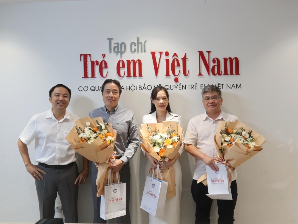 Ông Nguyễn Mạnh Huy, Tổng Biên tập Tạp chí Trẻ em Việt Nam tặng hoa tri ân các chuyên gia tham dự tọa đàm. IMG_0140