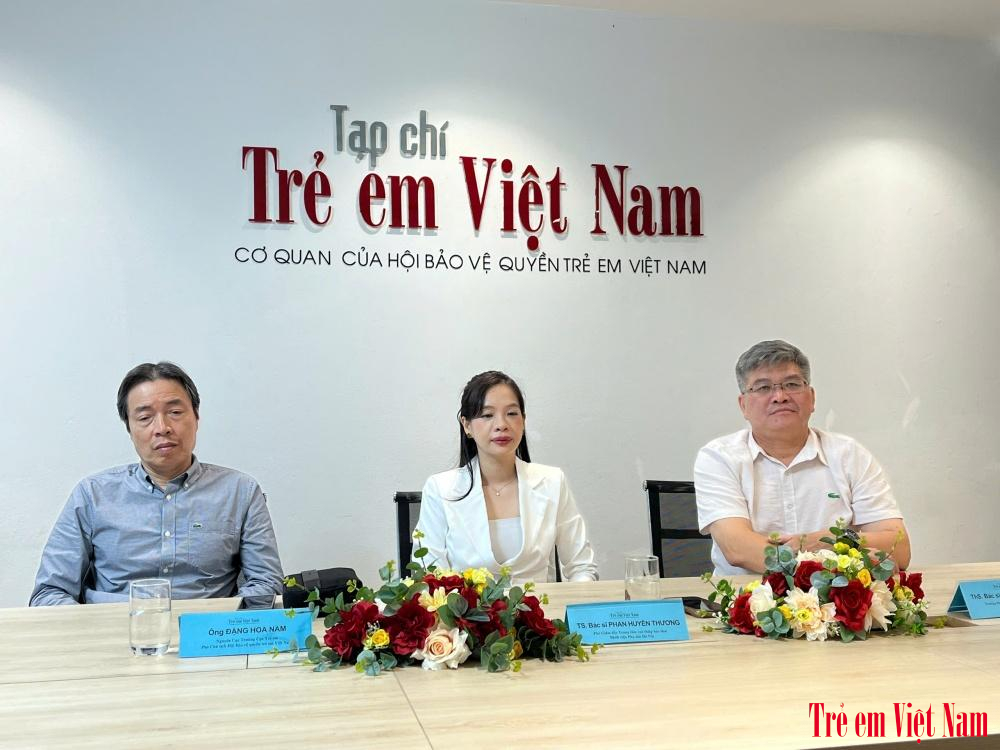 Các khách mời trao đổi tại tọa đàm “Đầu tư cho trẻ em gái – Vì hạnh phúc gia đình, vì tương lai đất nước”. z7101062268773_4b4ae32f452fb4f000f58626440d93bc