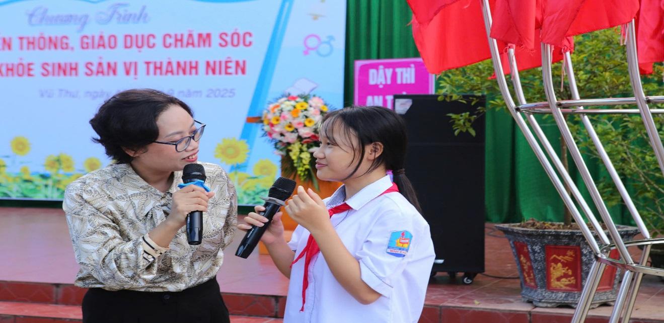 Điểm nhấn của buổi truyền thông là phần trao đổi, giải đáp trực tiếp những câu hỏi thẳng thắn của học sinh về giới tính, sức khỏe sinh sản và phòng tránh xâm hại tình dục. 2025_09_16_03_44_393_fd792-2