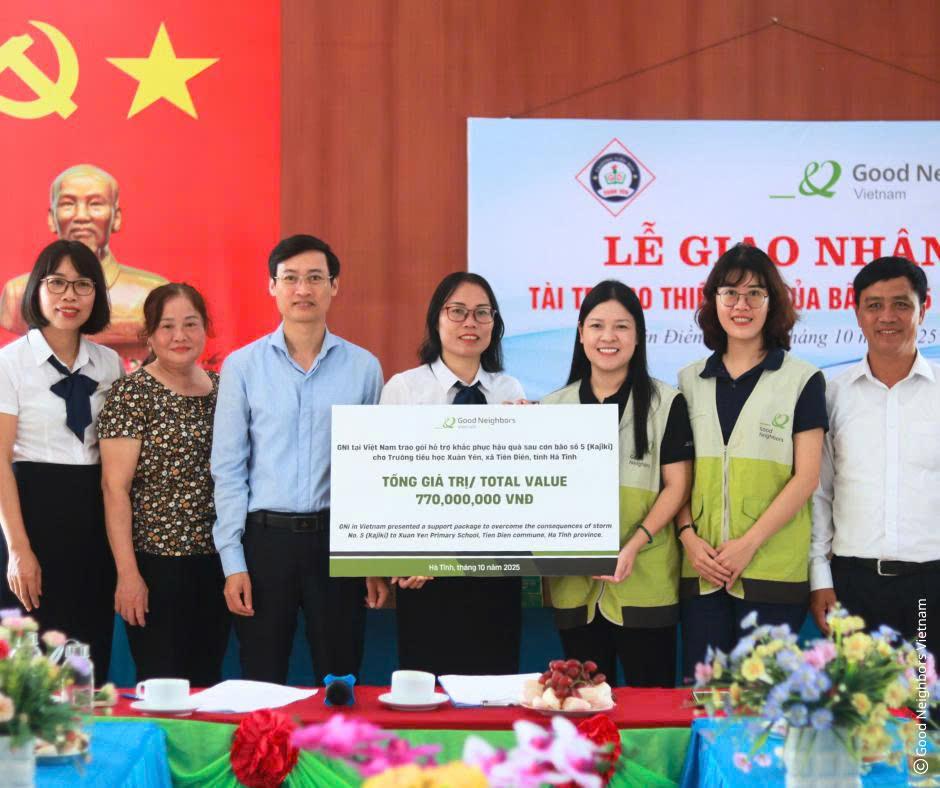 Đại diện tổ chức GNI trao gói hỗ trợ khắc phục hậu quả sau bão cho Trường Tiểu học Xuân Yên, xã Tiên Điền, huyện Nghi Xuân, tỉnh Hà Tĩnh. z7122691547833_b4a5ece11b884feeaf04853b0262b8fd
