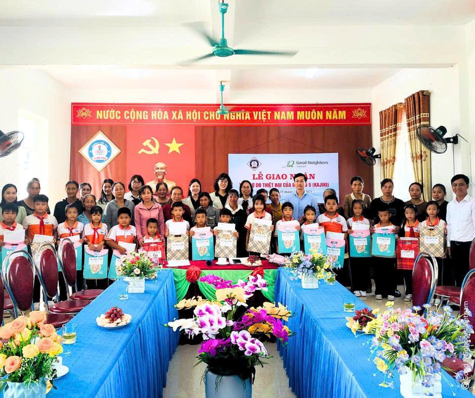 Học sinh Trường Tiểu học Xuân Yên nhận quà tặng đồng phục và hỗ trợ tài chính từ tổ chức GNI. z7122691547836_07d44f362aa0b1f70c8313f6407e20af