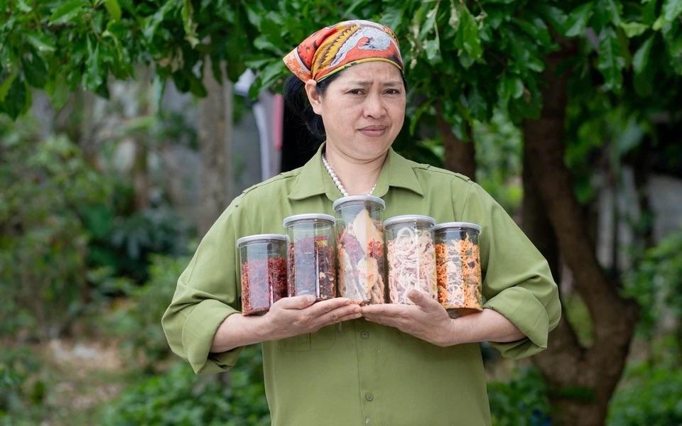 Ăn Cùng Bà Tuyết gắn với hình ảnh bà Tuyết nổi rầm rộ trên mạng xã hội thời gian qua. 470501973_603671885652843_222303352597520942_n_2