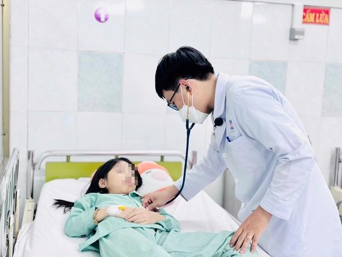 Bác sĩ thăm khám cho bệnh nhi. z6928678473584ccd7468072c07f5e0f2eef3dffc91e2b-17557432880871350167011