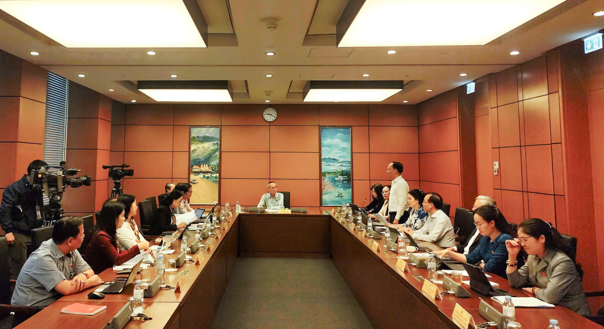 Quang cảnh thảo luận tại Tổ 8 ngày 23/10. 231020250459-z7146756722767_521f562df25c547a20a647c28a8374a2