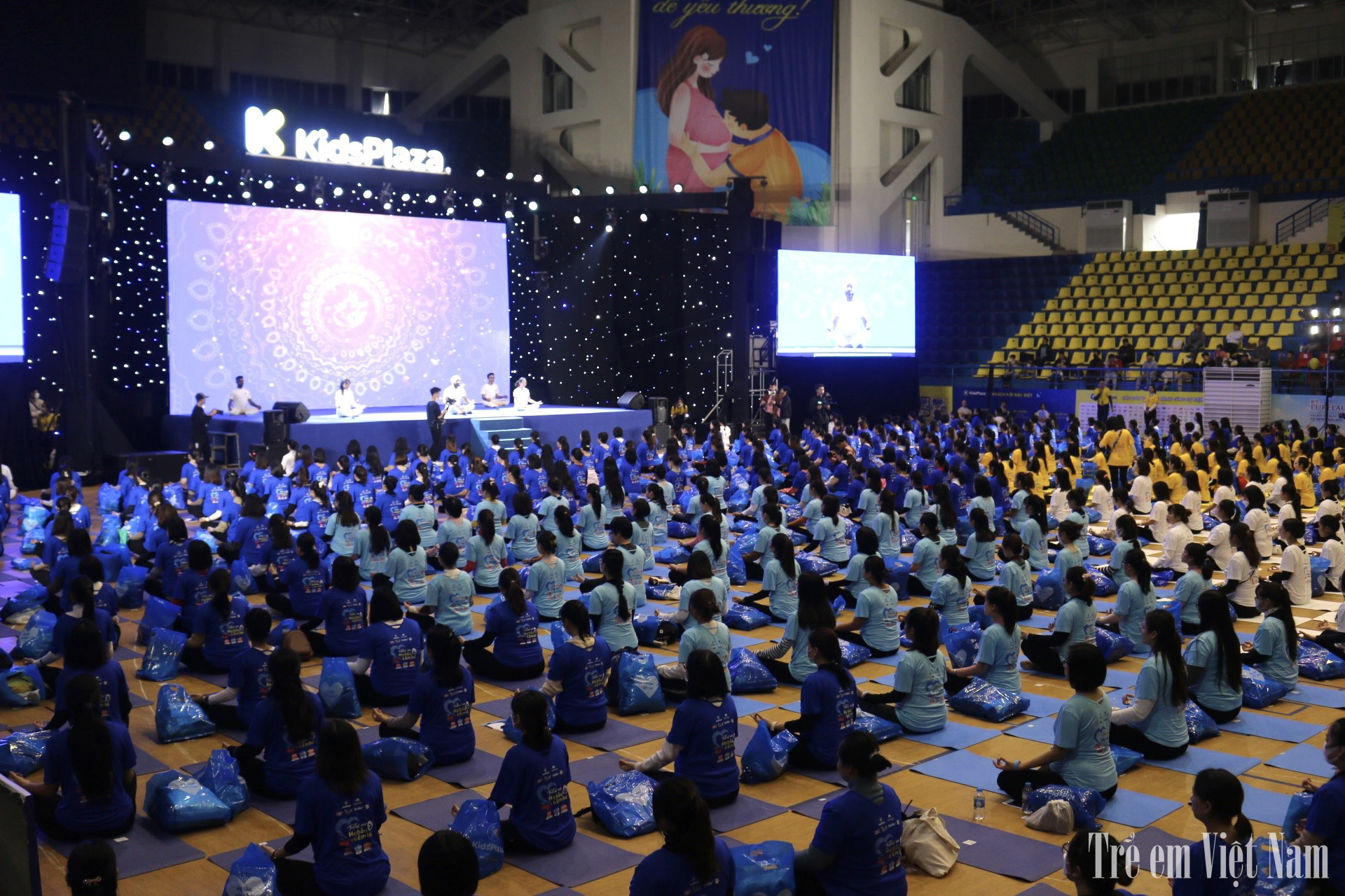 800 mẹ bầu đồng diễn Yoga truyền cảm hứng, lập kỷ lục Việt Nam 6