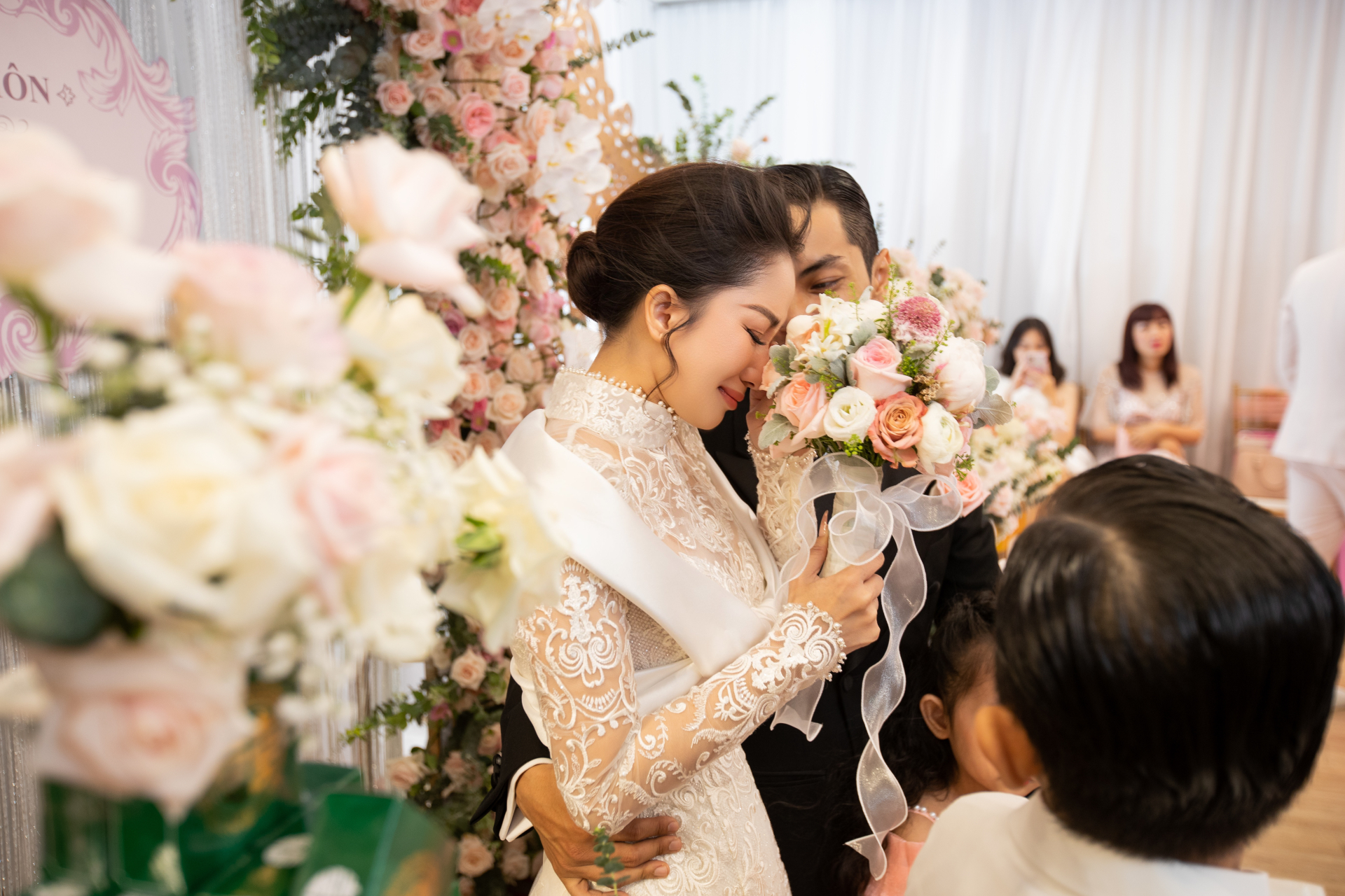Hai con của Khánh Thi, Phan Hiển xúc động trong ngày cưới của bố mẹ 4