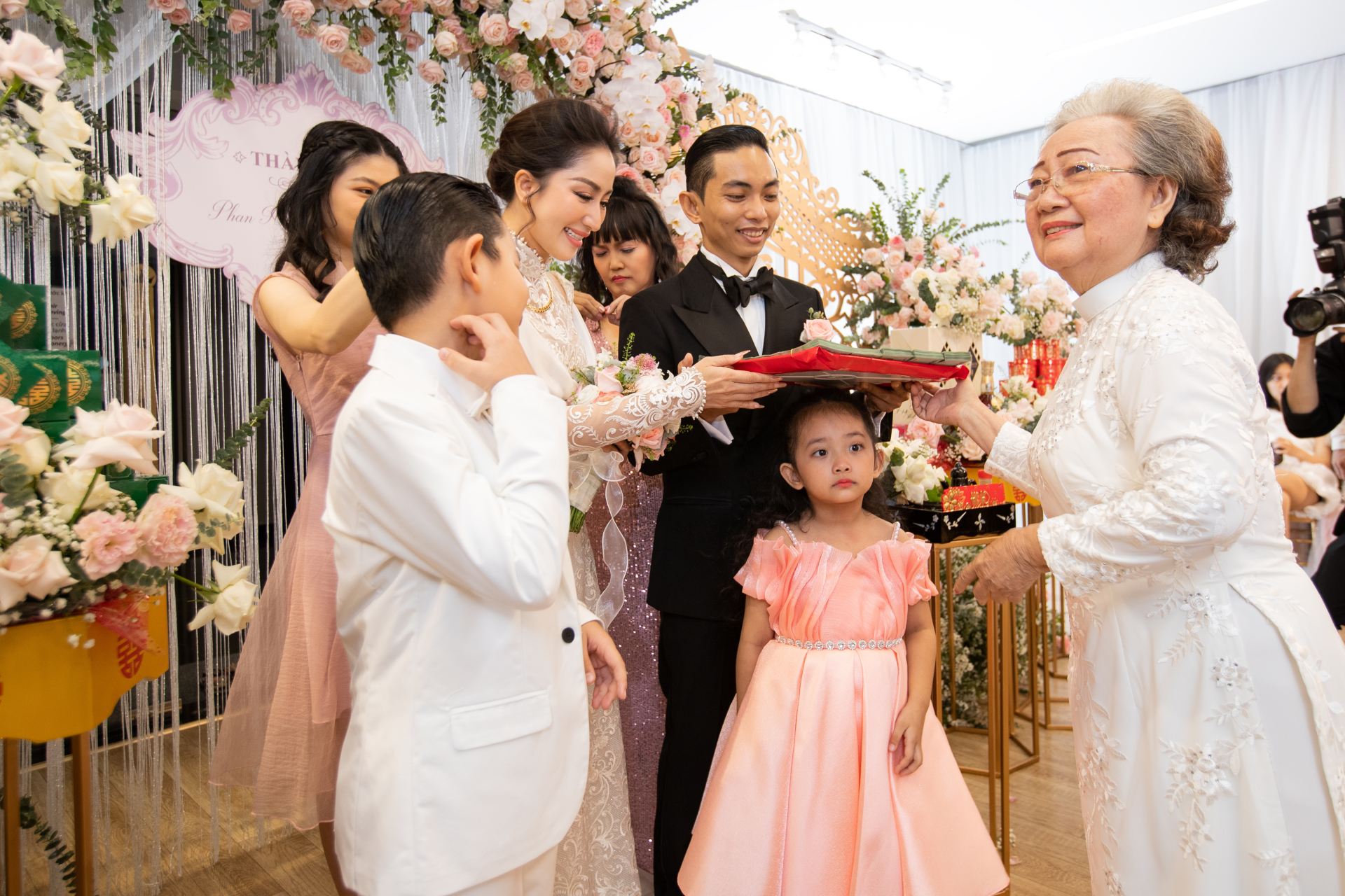 Hai con của Khánh Thi, Phan Hiển xúc động trong ngày cưới của bố mẹ 4