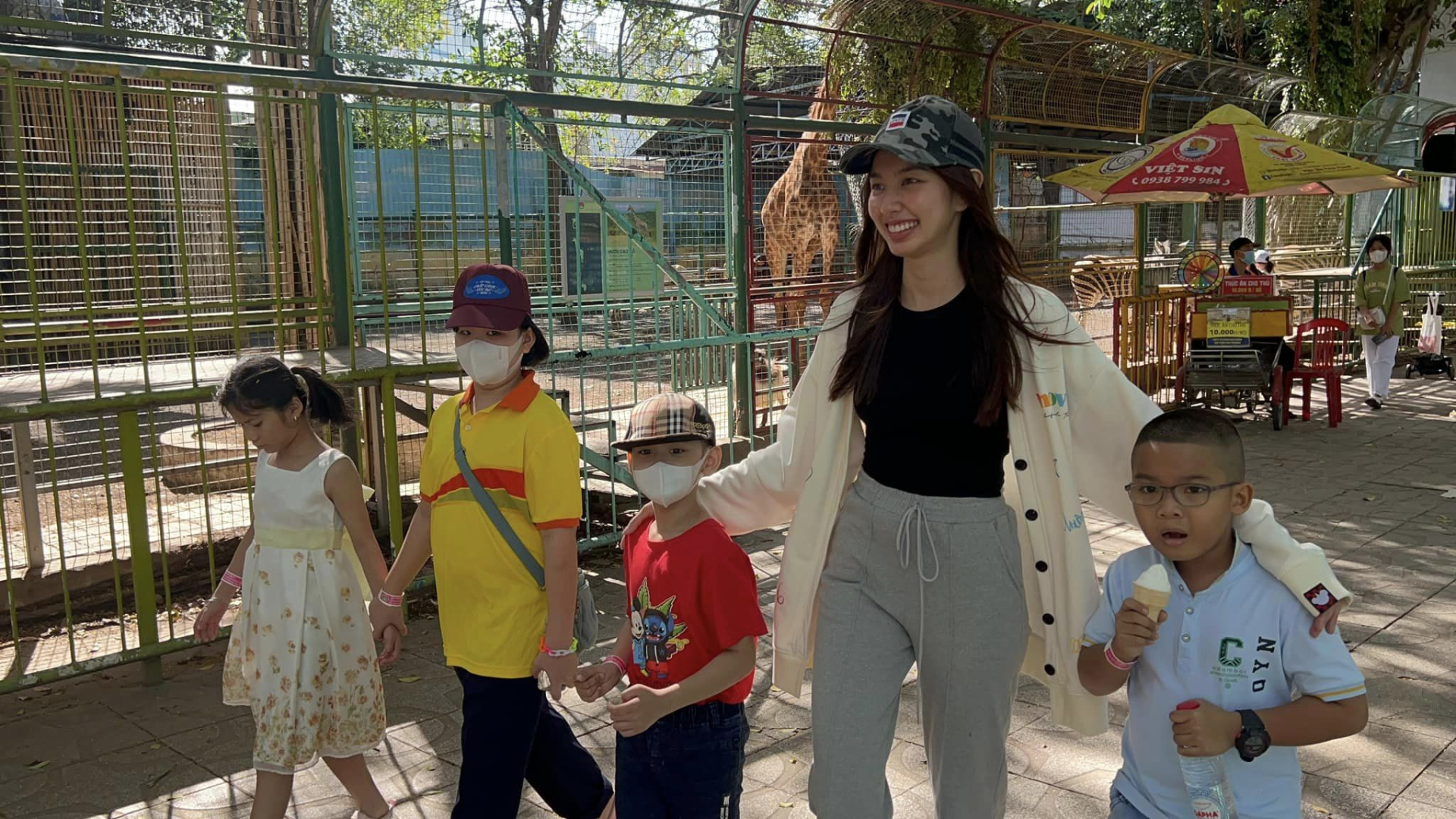 Hoa hậu Thùy Tiên giản dị khi đưa 15 con nuôi đi chơi
