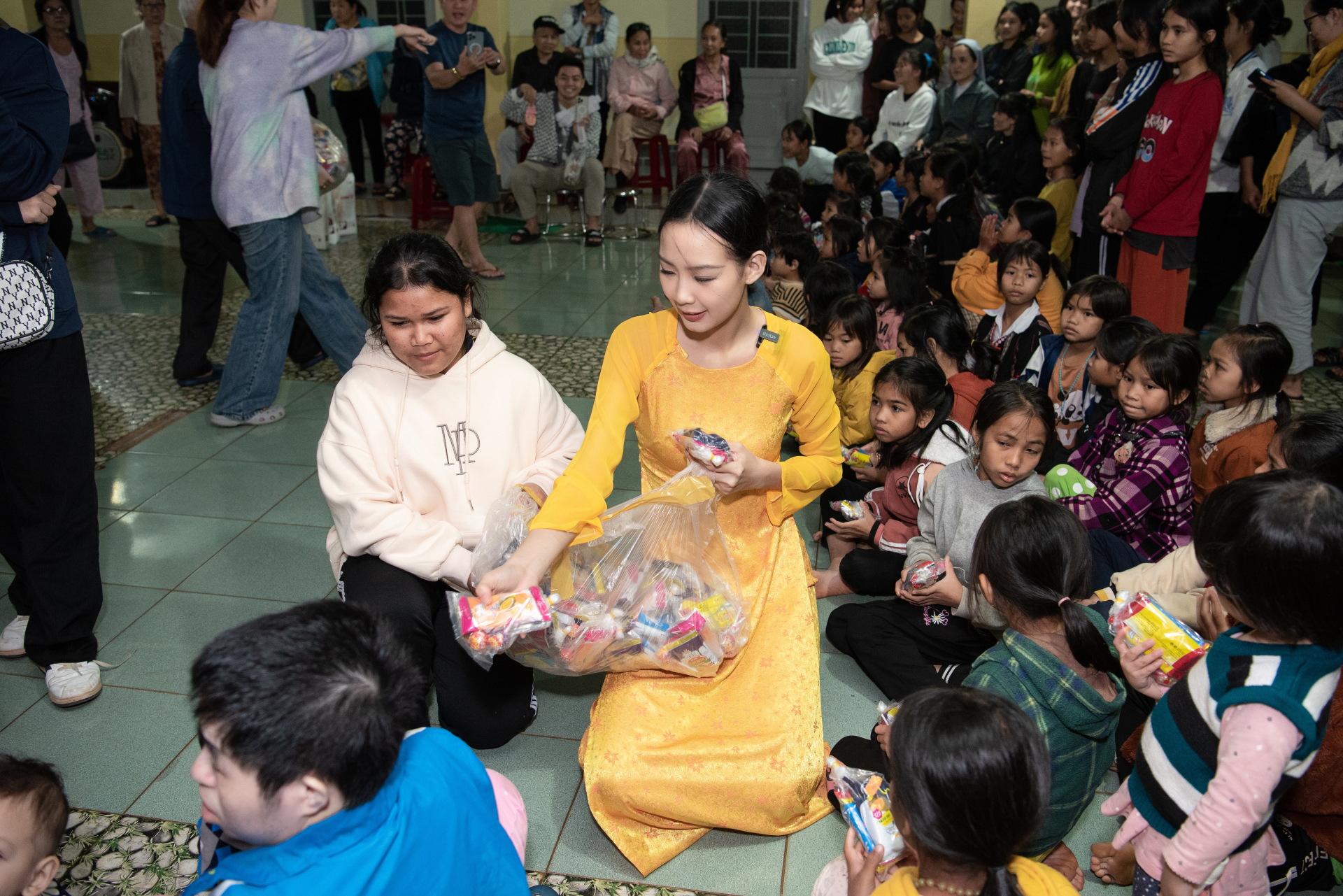 Hoa hậu Bảo Ngọc mang tình thương đến với trẻ em miền biên giới