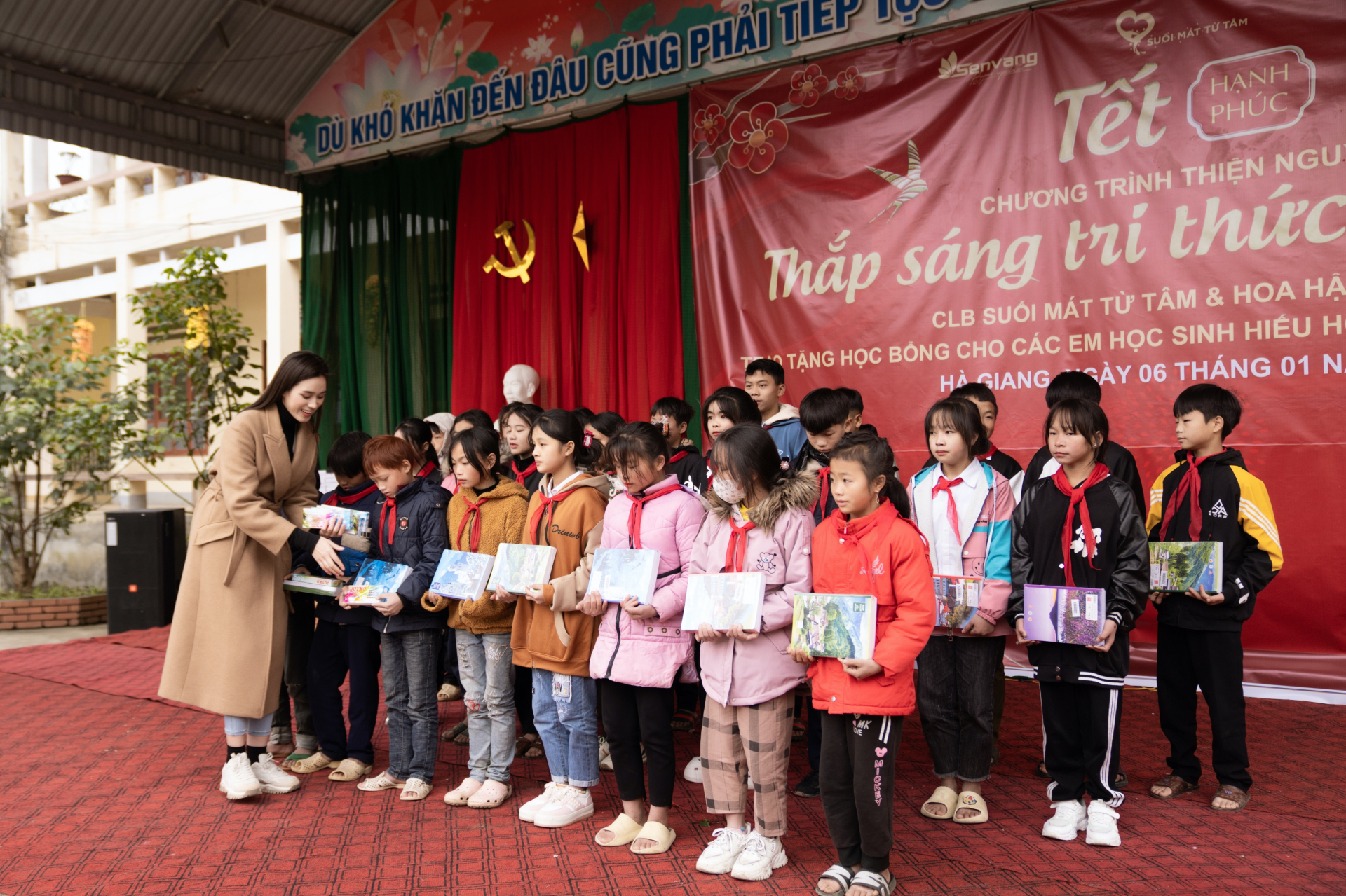 Hoa hậu Đỗ Thị Hà trao tặng học bổng cho học sinh vùng cao biên giới hiếu học