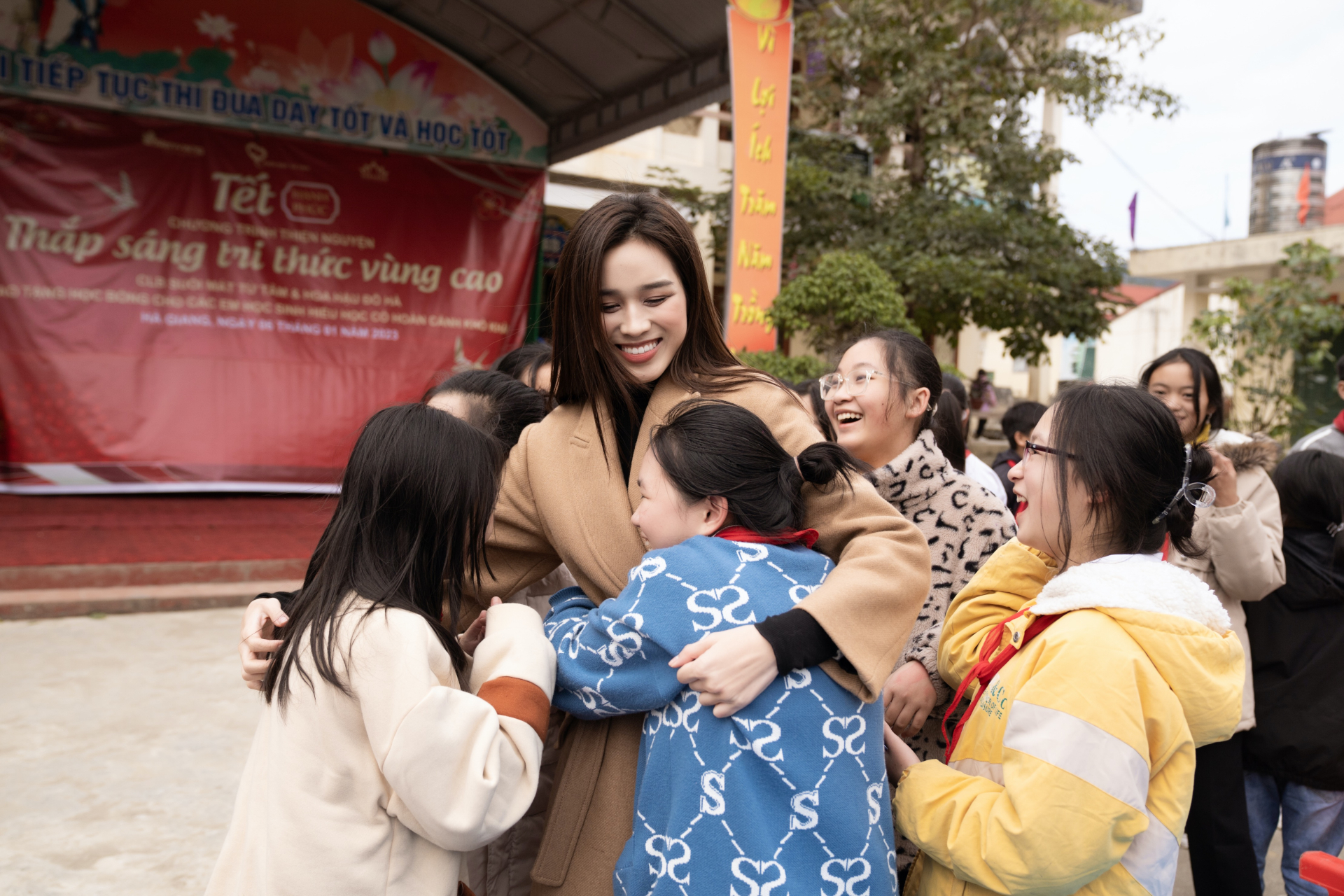 Hoa hậu Đỗ Thị Hà trao tặng học bổng cho học sinh vùng cao biên giới hiếu học