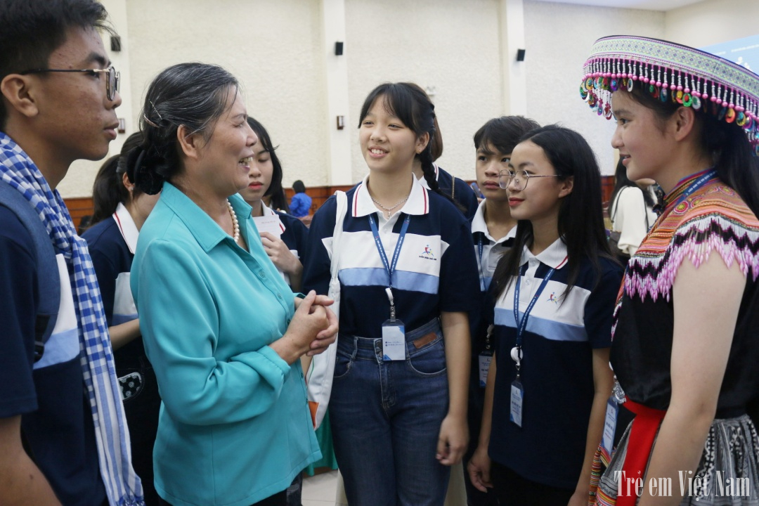Bà Nguyễn Thị Thanh Hòa giao lưu cùng các em tham gia Diễn đàn.