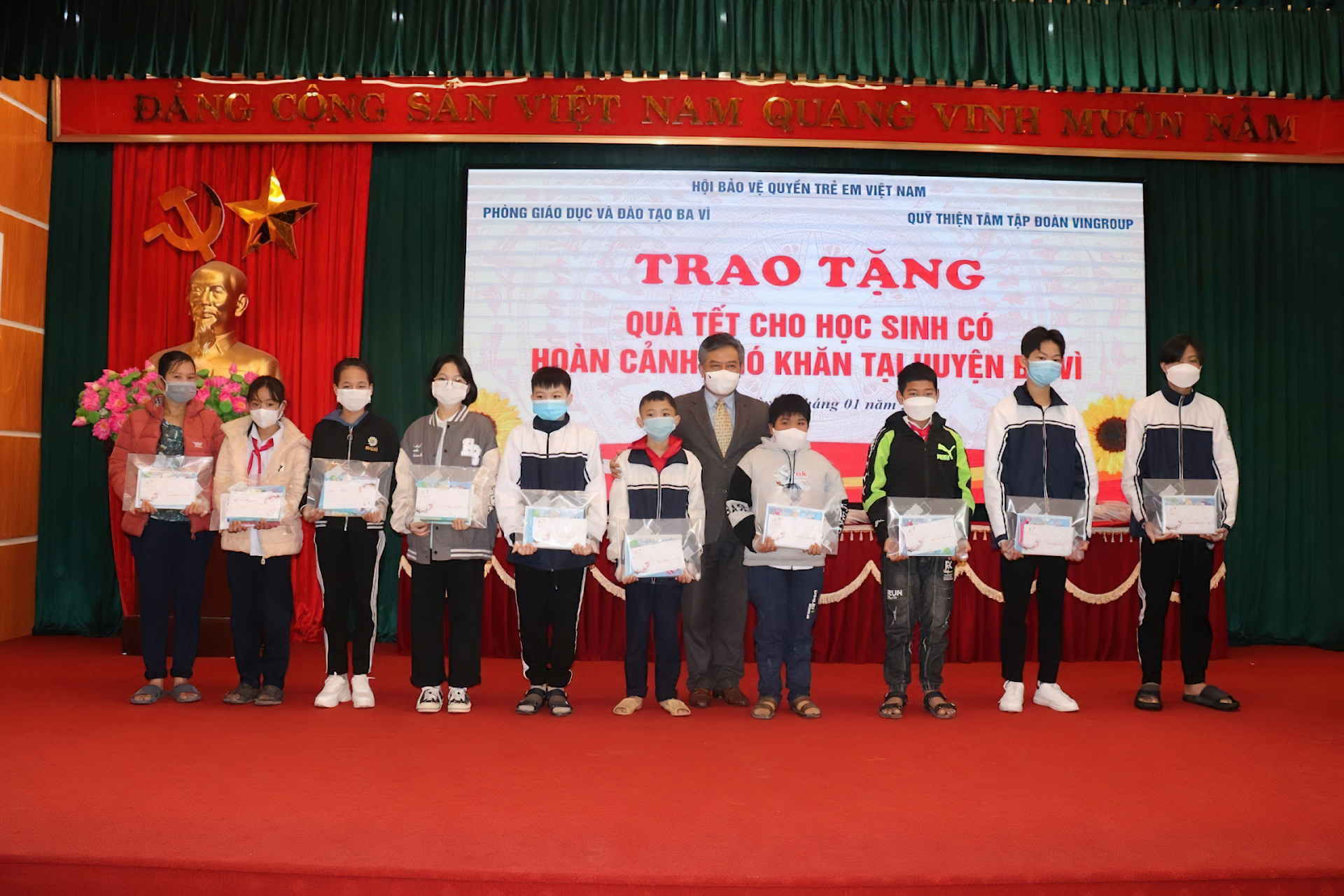 Phó Chủ tịch Thường trực Lương Thế Khanh trao quà Tết cho trẻ em có hoàn cảnh khó khăn tại tỉnh Ba Vì, Hà Nội năm 2022