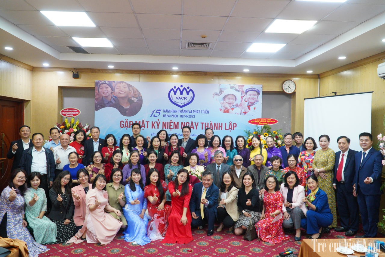 Các quý vị đại biểu tham dự buổi gặp mặt kỷ niệm nhân Ngày thành lập 15 năm Hội Bảo vệ quyền trẻ em Việt Nam 