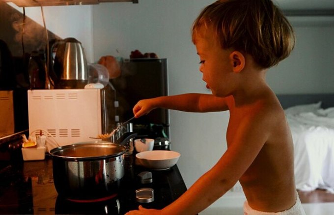 child-cooks-himself-pasta