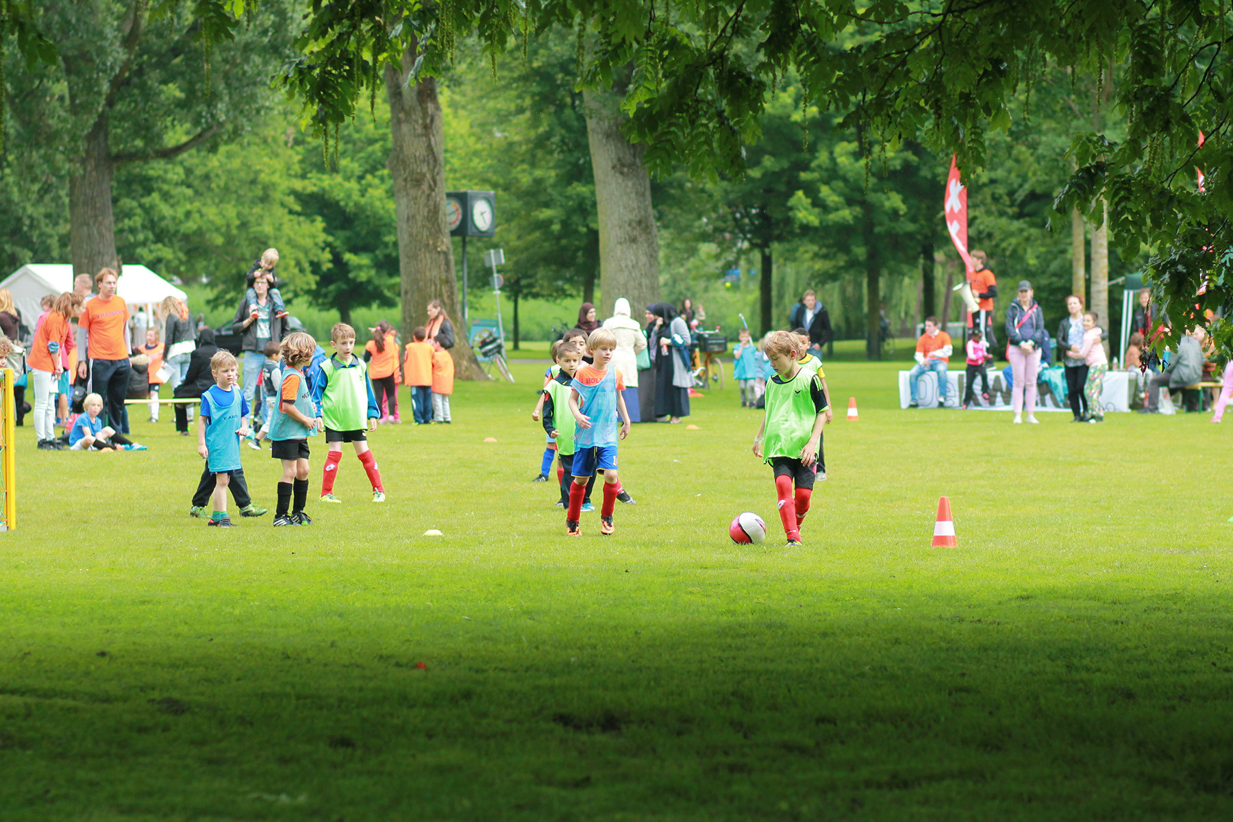 schoolchildren-playing-football-amsterdam-1227