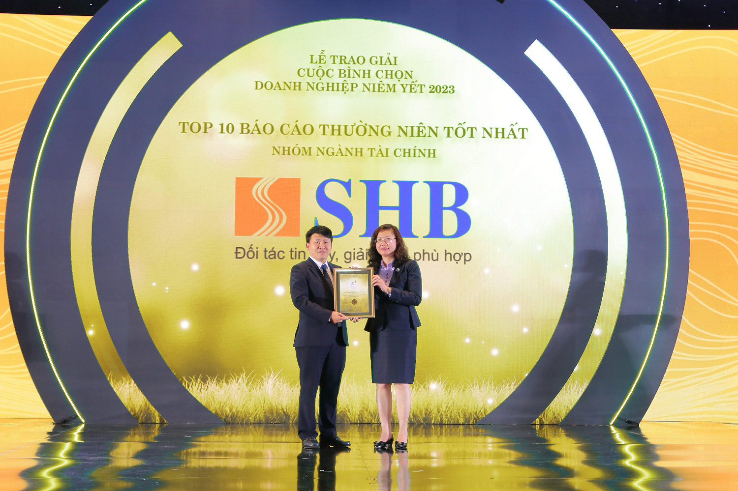 i diện SHB nhận giải thưởng từ BTC