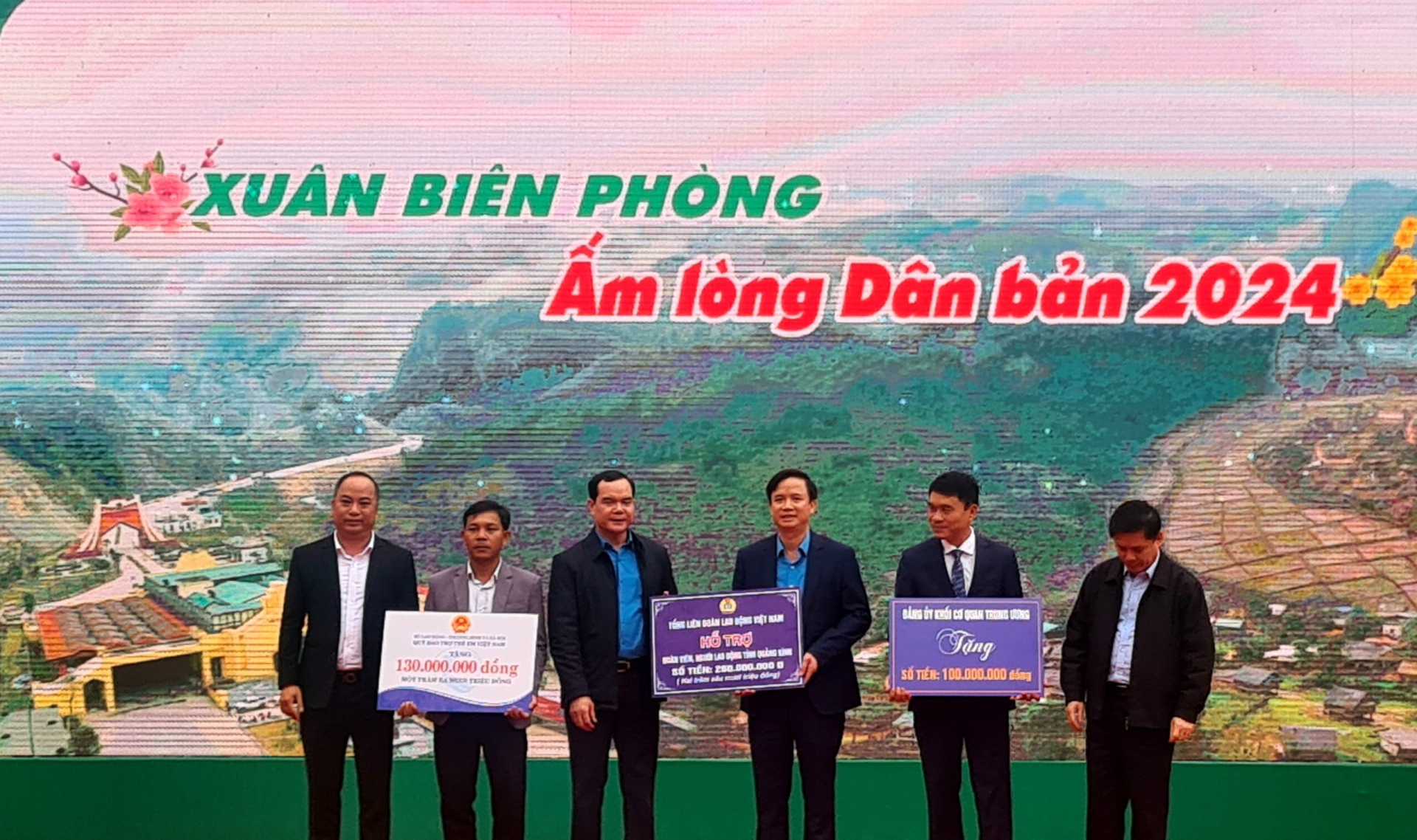 Ông Đinh Tiến Hải - Giám đốc Quỹ Bảo trợ Trẻ em Việt Nam trao biển số tiền hỗ trợ cho trẻ em có hoàn cảnh đặc biệt, khó khăn cho đại diện Lãnh đạo huyện Minh Hóa (Quảng Bình)