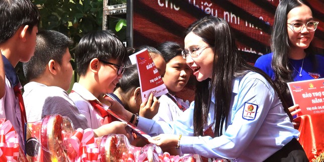 Bí thư Trung ương Đoàn, Chủ tịch Hội đồng Đội Trung ương Nguyễn Phạm Duy Trang tặng quà cho các em thiếu nhi.