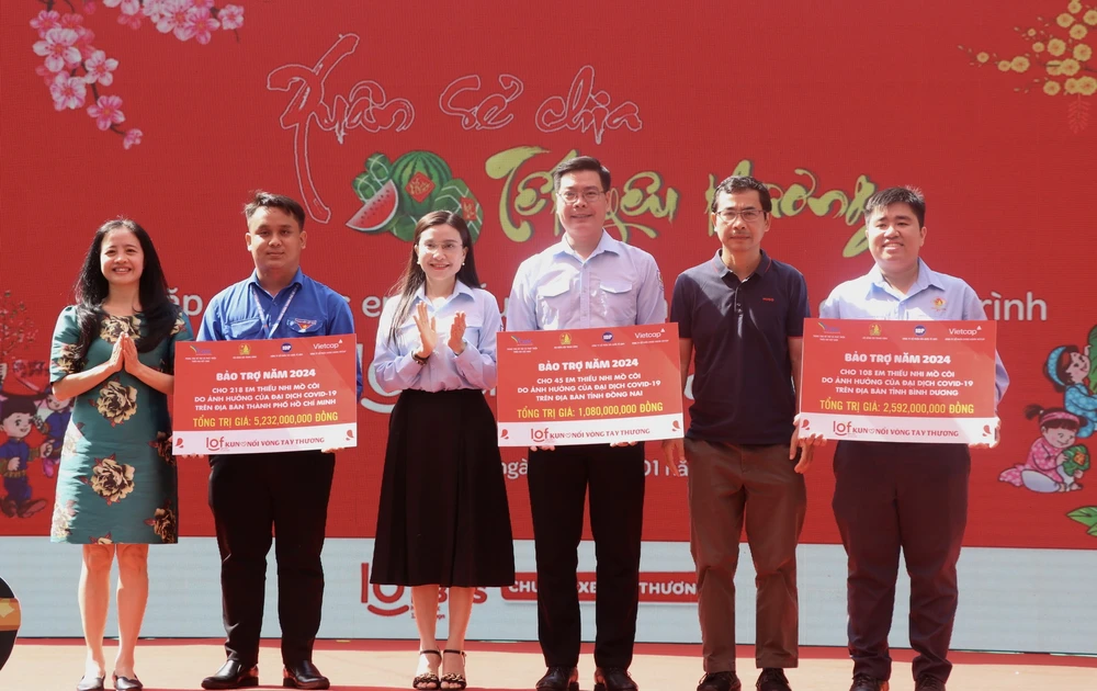 Trao bảng biểu trưng gói bảo trợ dài hạn cho 371 trẻ em mồ côi do COVID-19 trên địa bàn Đồng Nai, Bình Dương và Thành phố Hồ Chí Minh. 