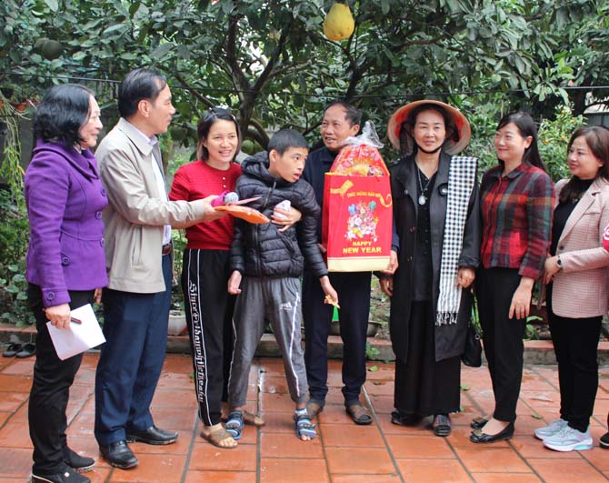 Ông Ngô Sách Thực và bà Dương Thị Lợi tặng quà cho cháu Nguyễn Đình Hùng, xã Hương Gián, huyện Yên Dũng