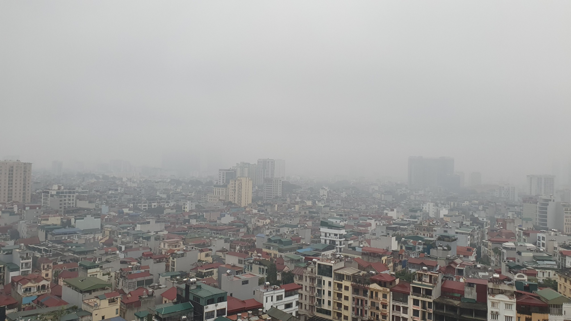 Từ tháng 12/2023 đến nay, nhiều khu vực ở Hà Nội thường xuyên “chìm” trong bầu không khí trắng đục và khói bụi.