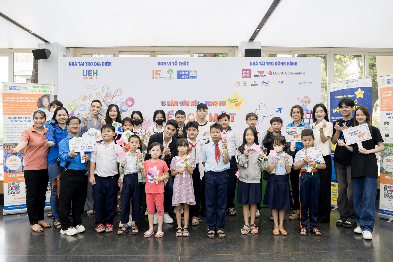 Trẻ em tại các mái ấm, trường tình thương và các gia đình có hoàn cảnh khó khăn trên địa bàn thành phố Hồ Chí Minh nhận quà của ban tổ chức.