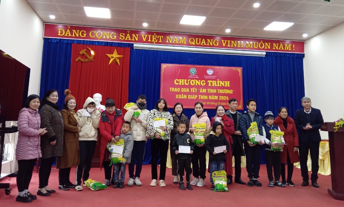 Ban tổ chức trao 44 suất quà cho trẻ em khó khăn trên địa bàn TP Bắc Giang
