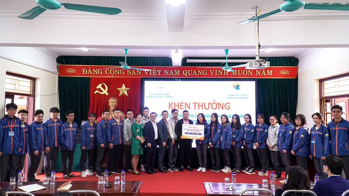 Đại diện Ban Điều hành Quỹ trao học bổng cho các học sinh đoạt giải Quốc gia trường THPT chuyên Lê Hồng Phong Nam Định.