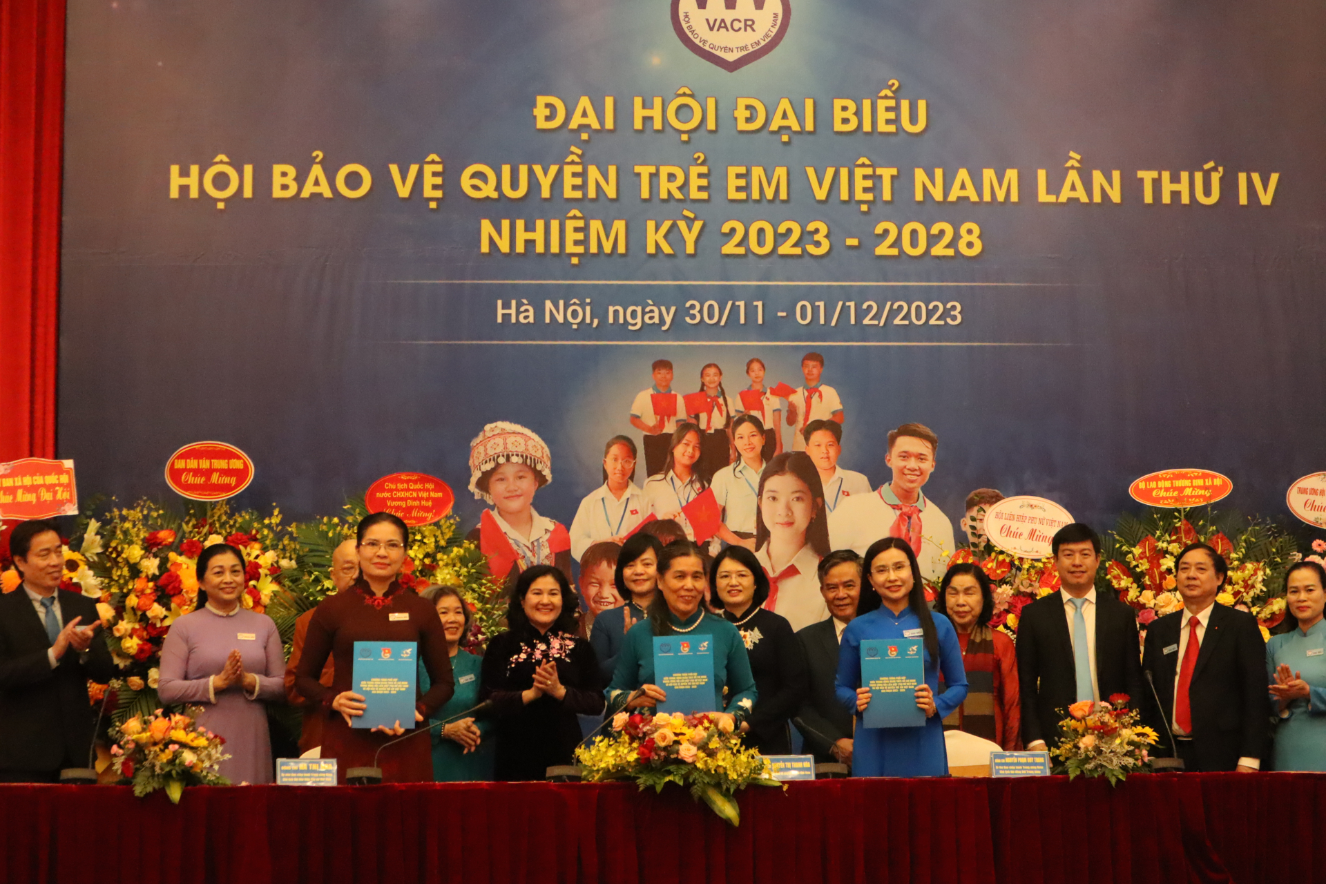 Ký kết chương trình phối hợp 3 bên giữa Hội BVQTEVN, TW Hội Liên hiệp Phụ nữ Việt Nam và TW Đoàn TNCS Hồ Chí Minh về công tác bảo vệ quyền trẻ em giai đoạn 2023-2028. Ảnh: Hoài Linh