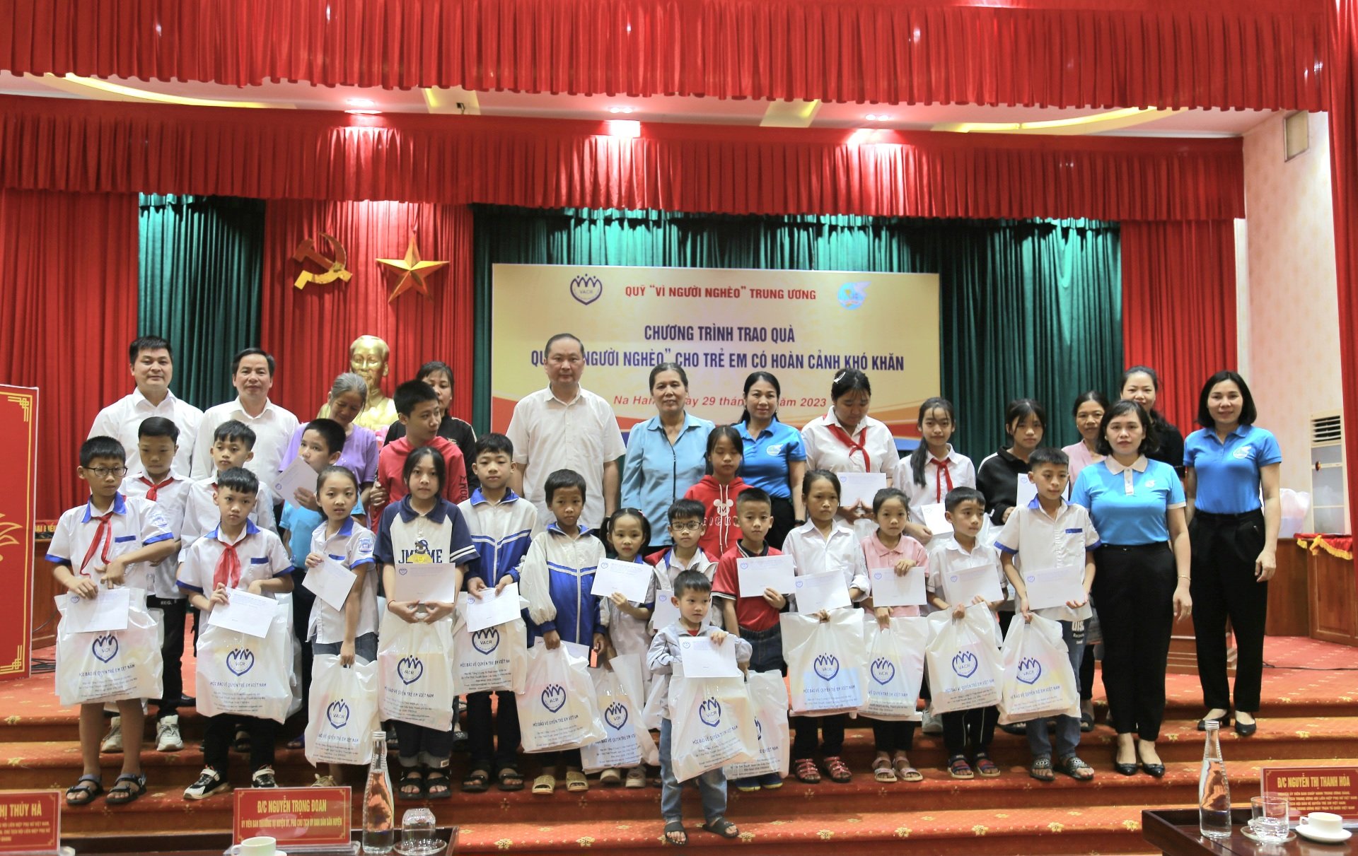 Hội BVQTEVN phối hợp trao 100 suất quà cho trẻ em có hoàn cảnh khó khăn tại xã Yên Hoa và thị trấn Na Hang, tỉnh Tuyên Quang.