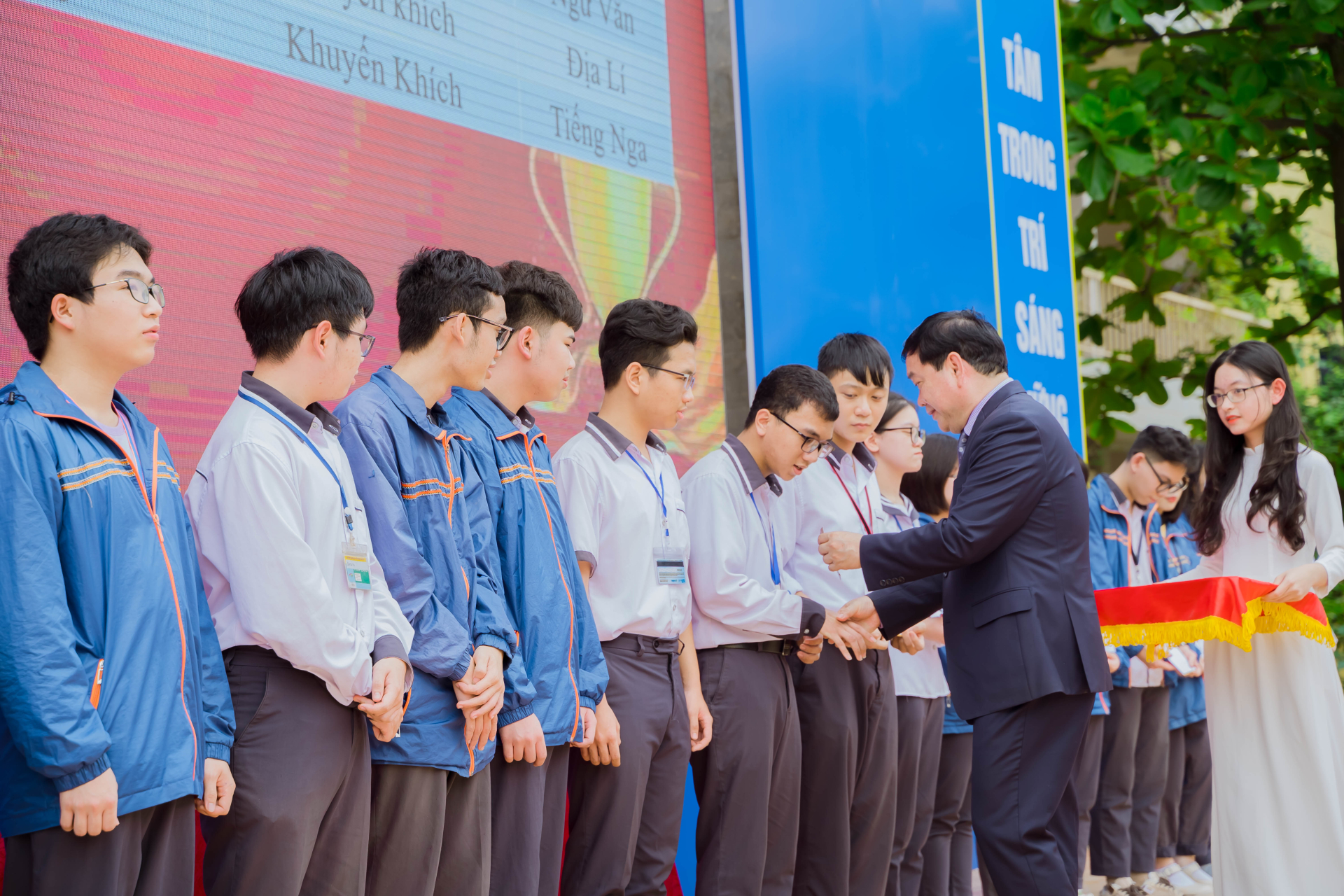 Trao giải thưởng cho HSG đạt giải các cấp trong dịp kỷ niệm trường THPT chuyên Lê Hồng Phong tròn 100 tuổi.