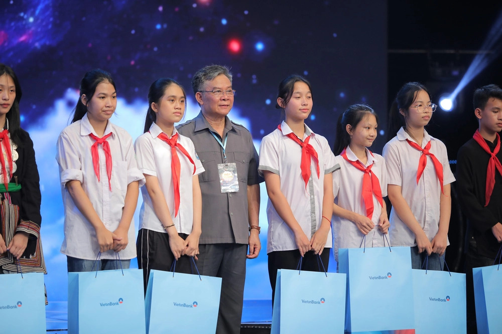 Ông Lương Thế Khanh - Phó Chủ tịch Thường trực Hội BVQTEVN trao quà cho các em học sinh có hoàn cảnh đặc biệt tại chương trình “Thắp sáng ước mơ thiếu nhi Việt Nam”.