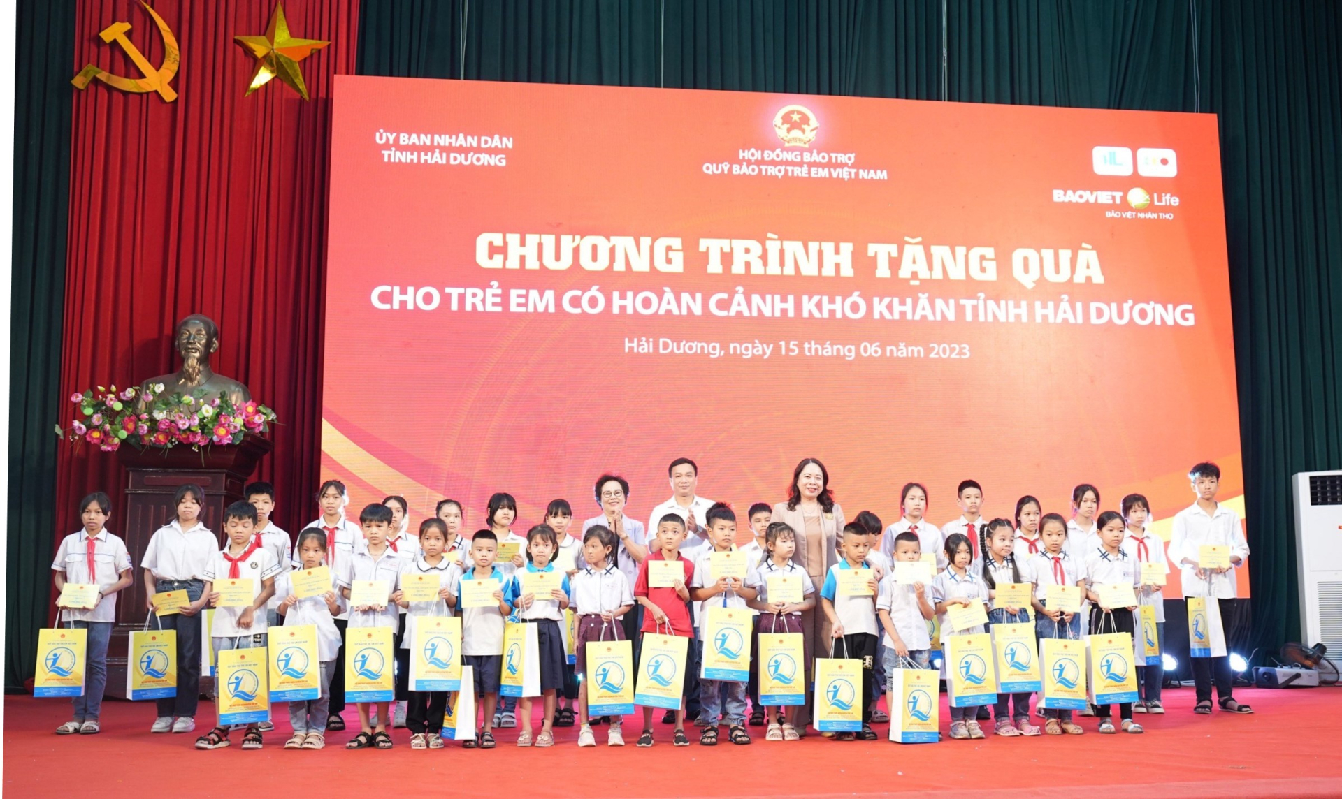 Phó Chủ tịch nước Võ Thị Ánh Xuân - Chủ tịch HĐBT Quỹ BTTEVN trao học bổng cho trẻ em có hoàn cảnh đặc biệt khó khăn tỉnh Hải Dương nhân Tháng hành đồng vì trẻ em năm 2023