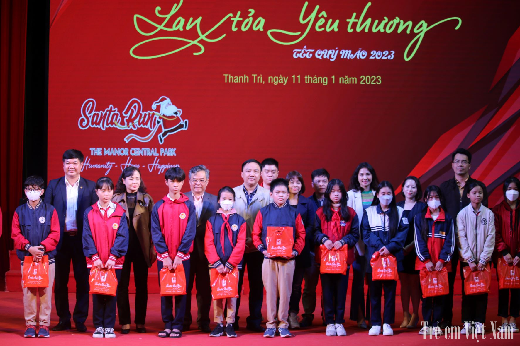 Tập đoàn Bitexco cùng đại diện Hội BVQTEVN, Tạp chí Trẻ em Việt Nam, đại diện huyện Thanh Trì trao quà tới các em học sinh huyện Thanh Trì (Hà Nội).