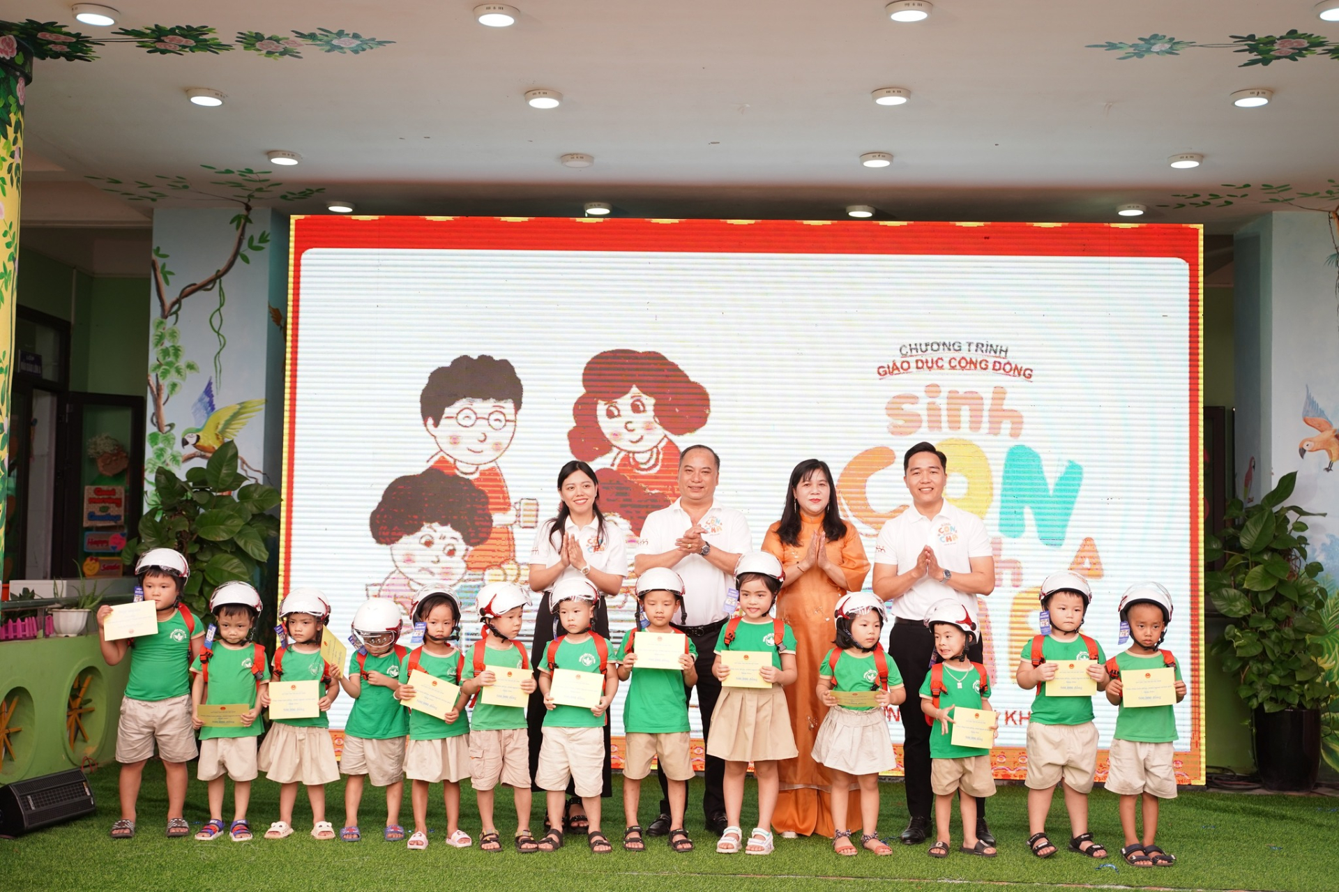 Ông Đinh Tiến Hải-Giám đốc Quỹ BTTEVN (đứng thứ 2 từ trái sang) trao quà cho trẻ em đặc biết khó khăn tỉnh Quảng Bình.