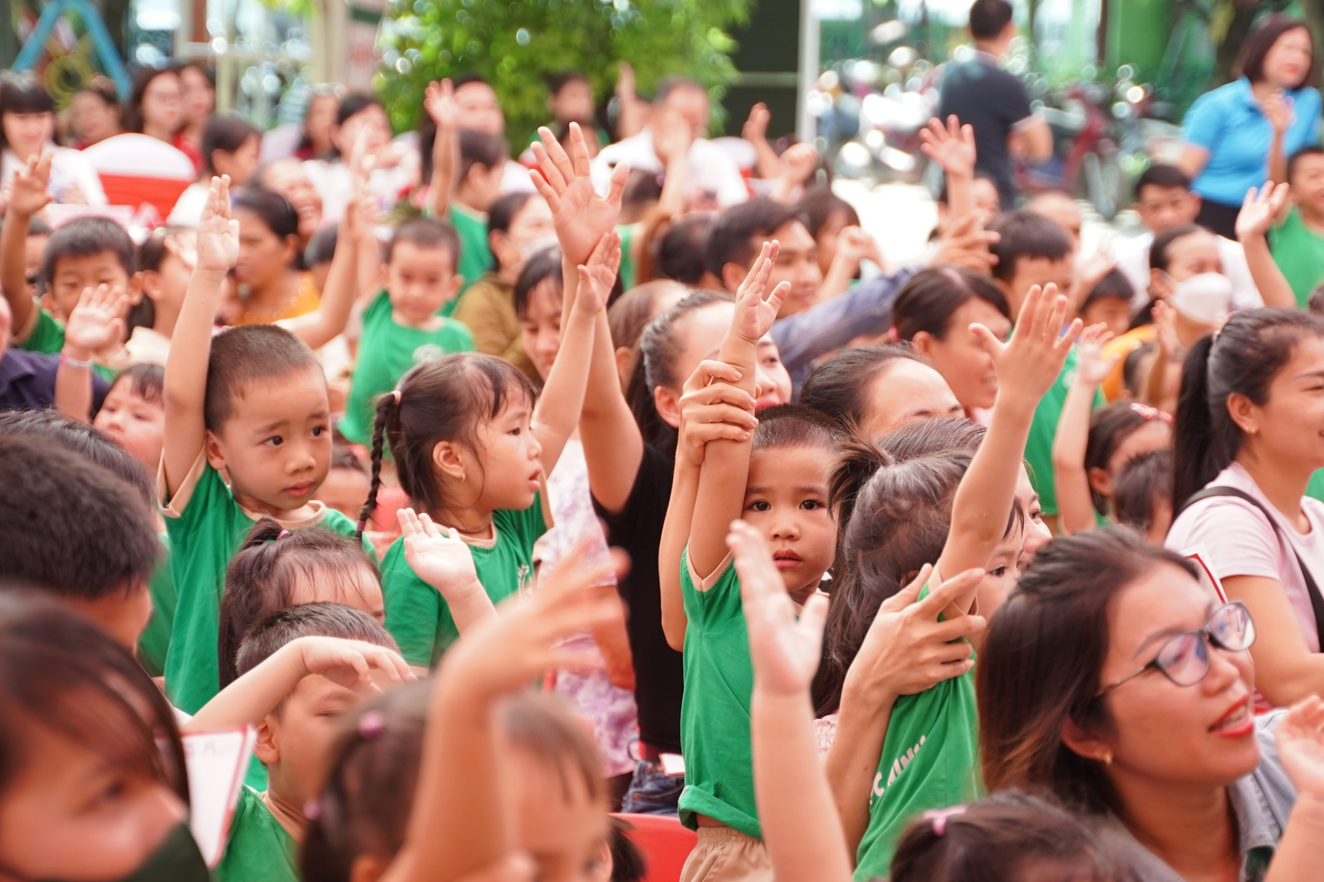 Phụ huynh cùng các trẻ em tại chương trình “Sinh con, Sinh cha” nâng cao kiến thức làm cha mẹ cho phụ huynh tại Quảng Bình.