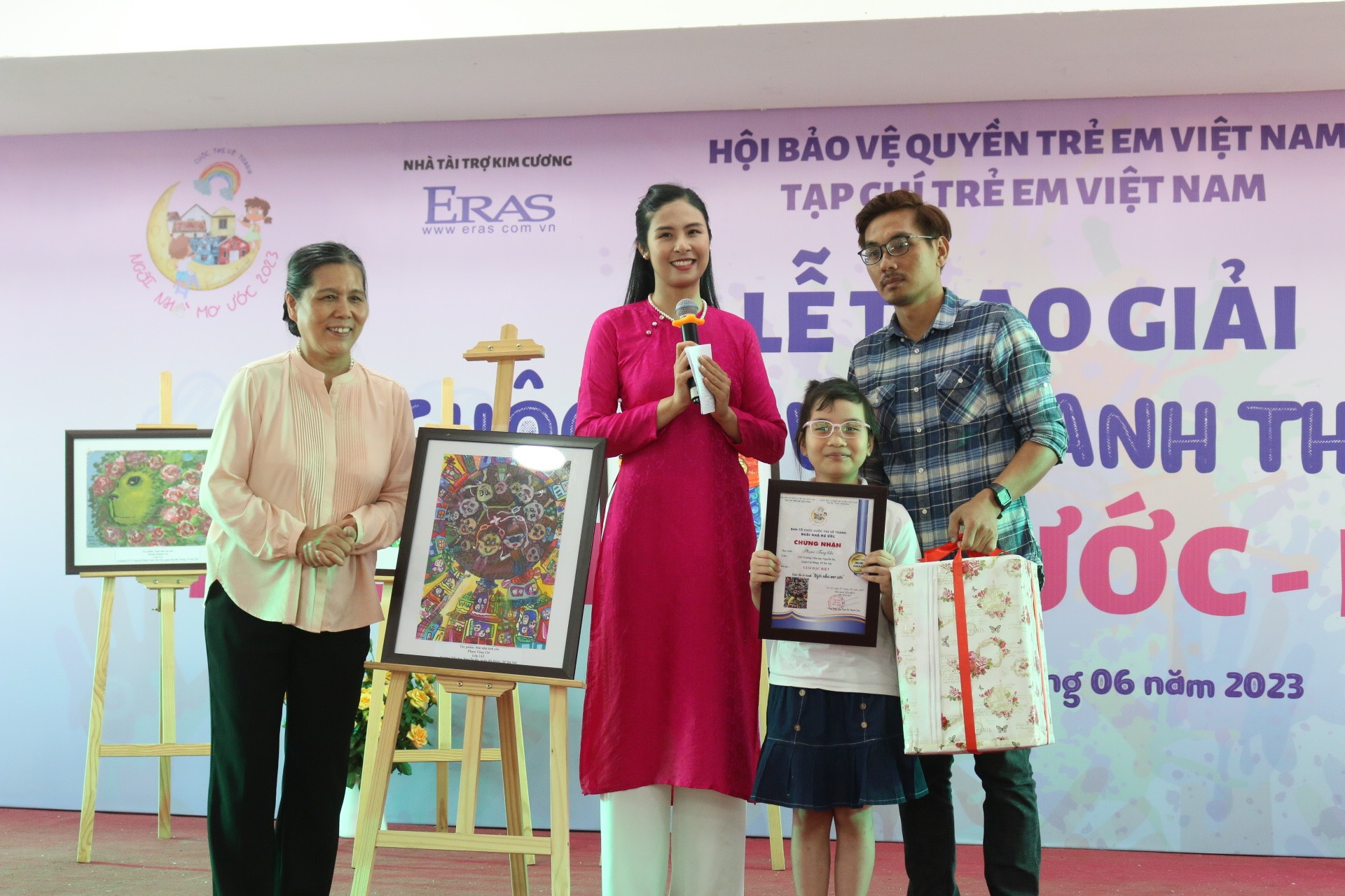 Bà Nguyễn Thị Thanh Hoà - Chủ tịch Hội BVQTEVN và Hoa hậu Ngọc Hân trao giải cho thí sinh đoạt giải Đặc biệt cuộc thi vẽ tranh. 