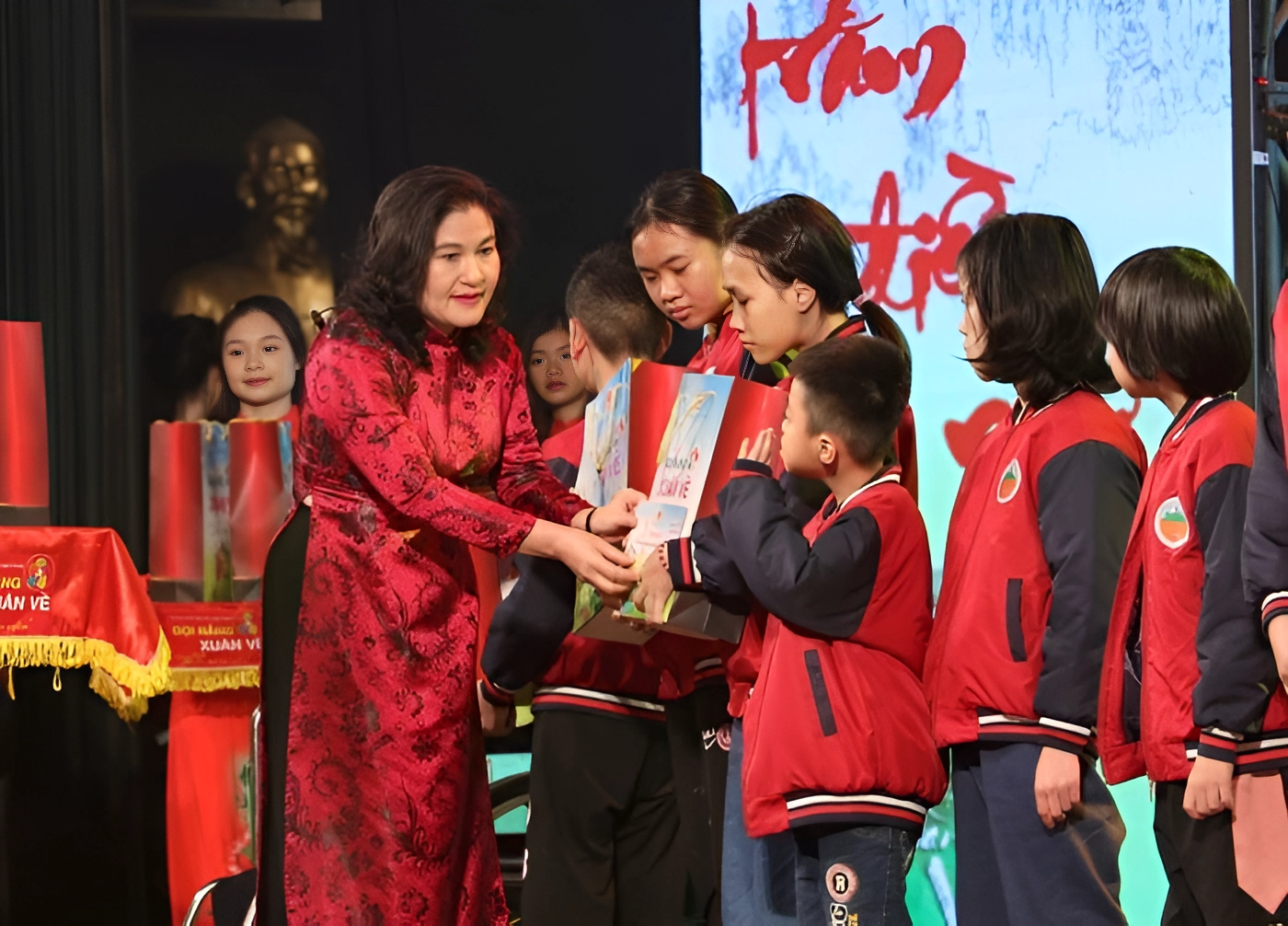 Thứ trưởng Bộ Lao động - Thương binh và Xã hội Nguyễn Thị Hà tặng quà cho các em có hoàn cảnh khó khăn (Ảnh: KT&ĐT).