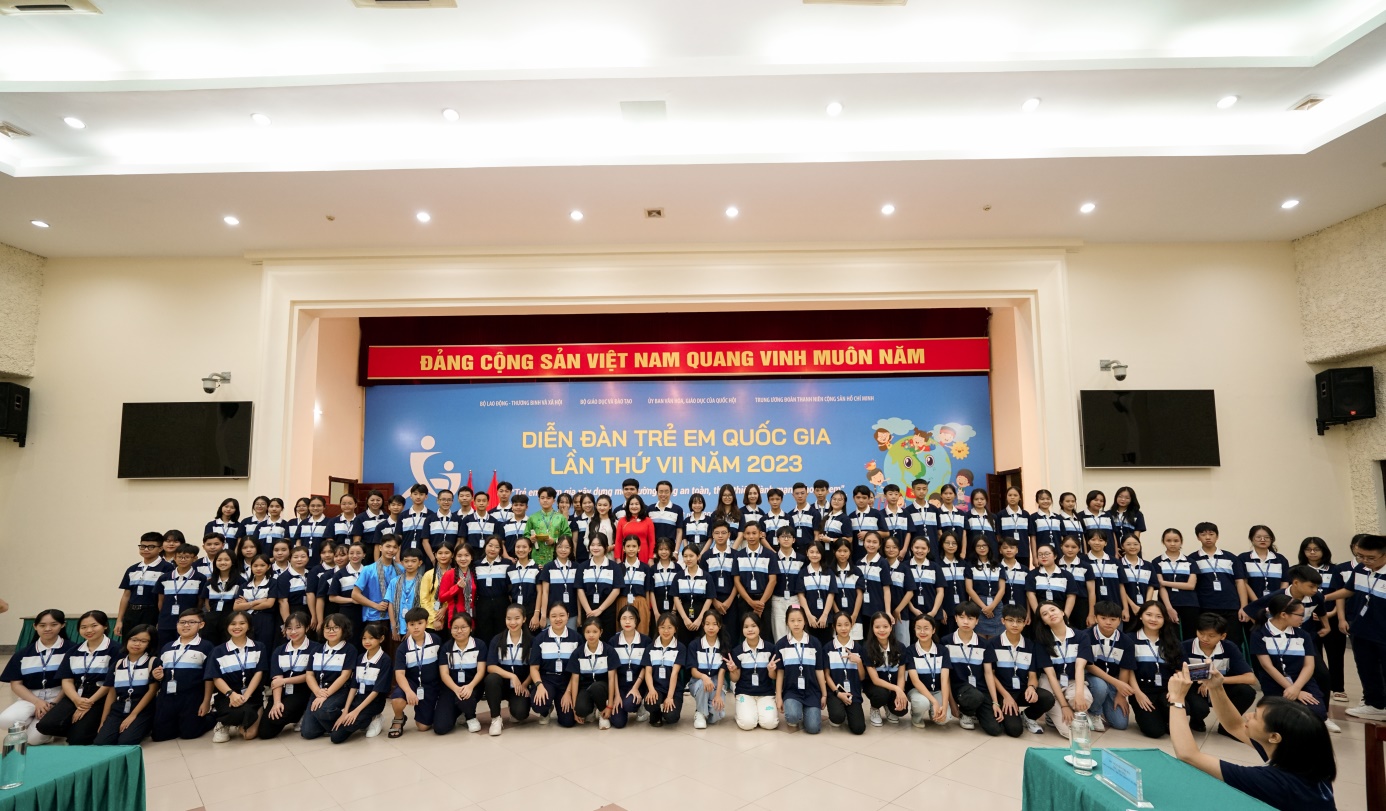 Lãnh đạo Bộ LĐ-TB&XH chụp ảnh lưu niệm cùng 188 em nhỏ tiêu biểu tại Diễn đàn trẻ em quốc gia lần thứ VII năm 2023 (Ảnh: Sở LĐ-TB&XH tỉnh Bình Thuận).