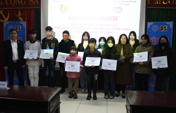 Các em nhận học bổng của Hội Hy vọng Châu Á 