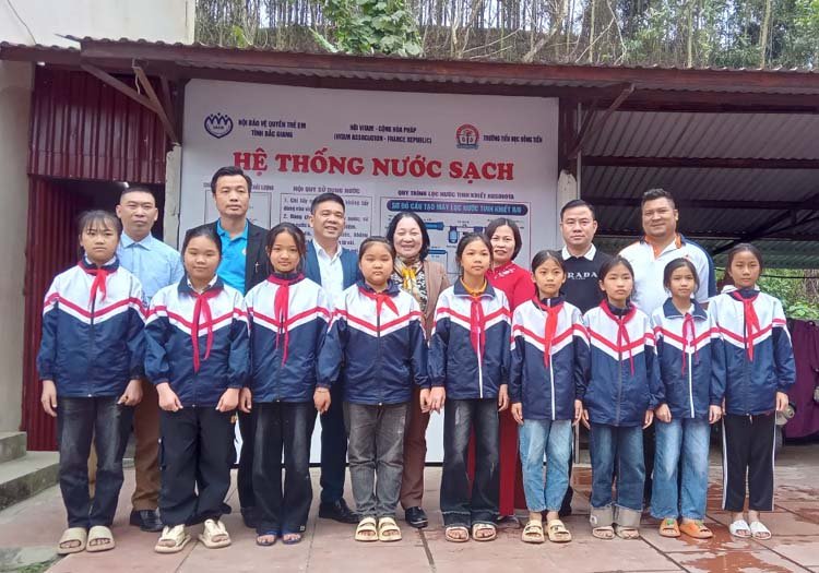 Lãnh đạo Hội BVQTE tỉnh Bắc Giang trao hệ thống máy lọc nước cho cô, trò trường tiểu học Đồng Tiến, huyện Yên Thế