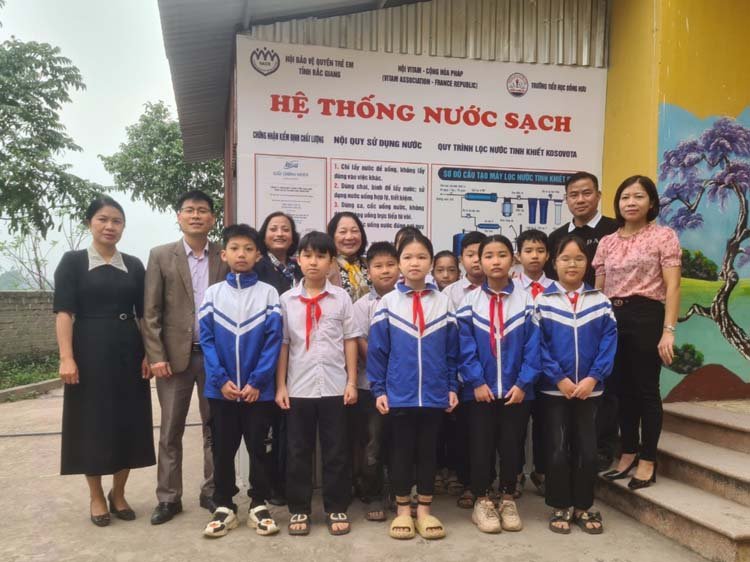 Lãnh đạo Hội BVQTE tỉnh Bắc Giang trao hệ thống máy lọc nước cho cô, trò Trường tiểu học Đồng Hưu, huyện Yên Thế