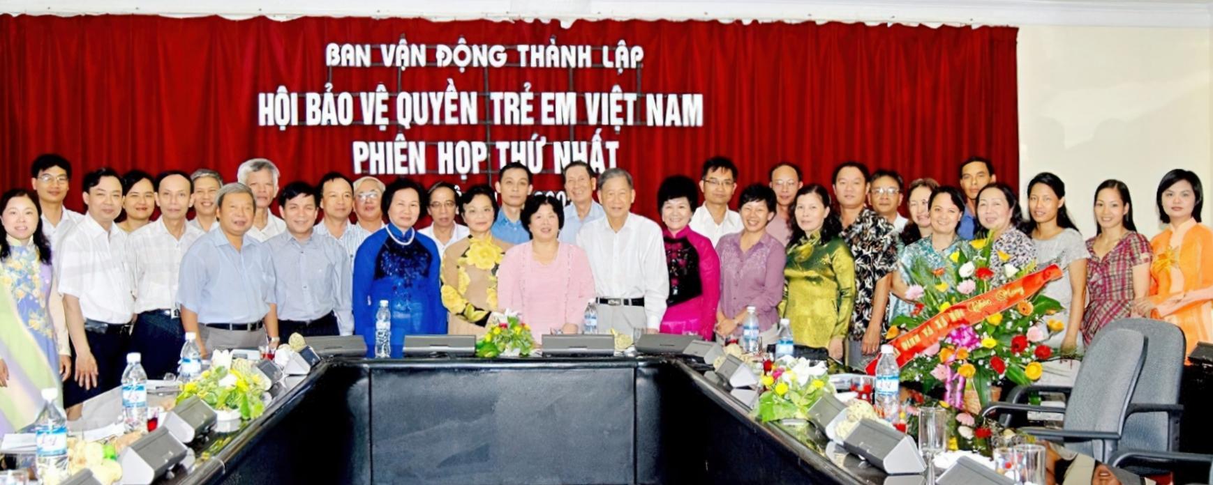 Ngày 11/08/2007, Ban Vận động thành lập Hội BVQTEVN tổ chức phiên họp thứ nhất tại Hà Nội với 32 đại biểu tham dự (Ảnh: HBVQTEVN).