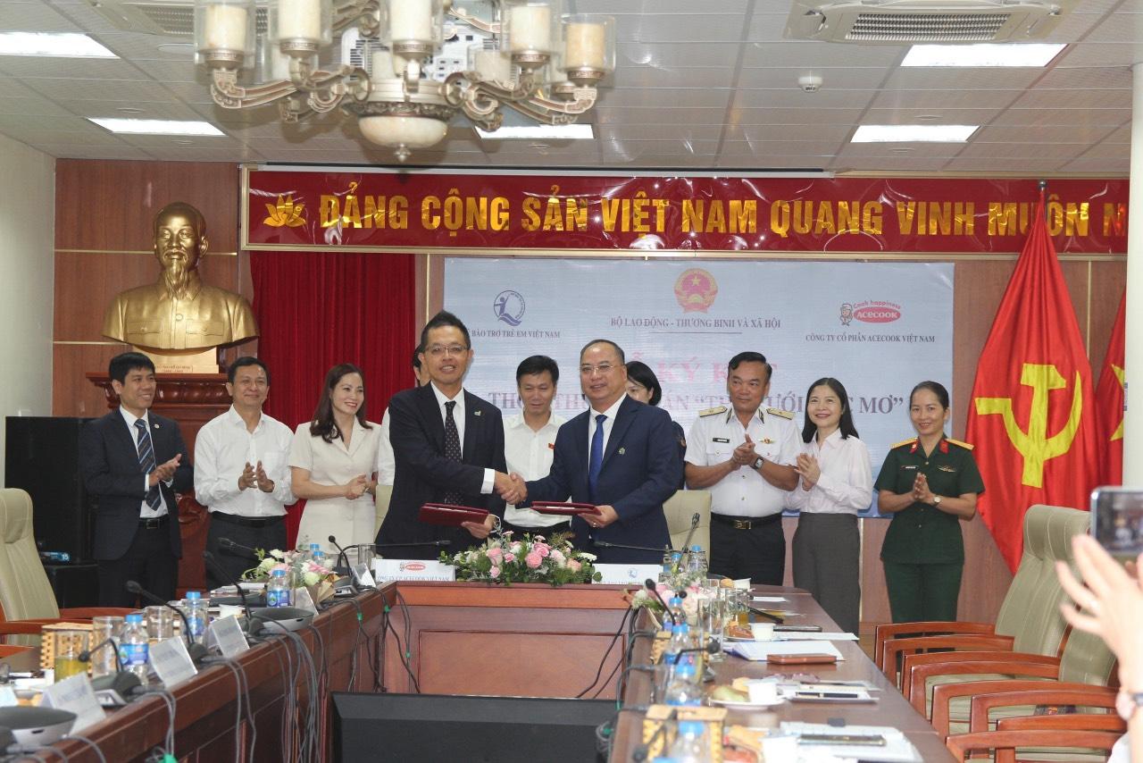 Ông Đinh Tiến Hải – Giám đốc Quỹ BTTEVN và ông Shimada Shigeru – Chánh văn phòng Tổng giám đốc, công ty Cổ phân Acecook Việt Nam cùng ký kết thỏa thuận về dự án “ Thả lưới ước mơ”.